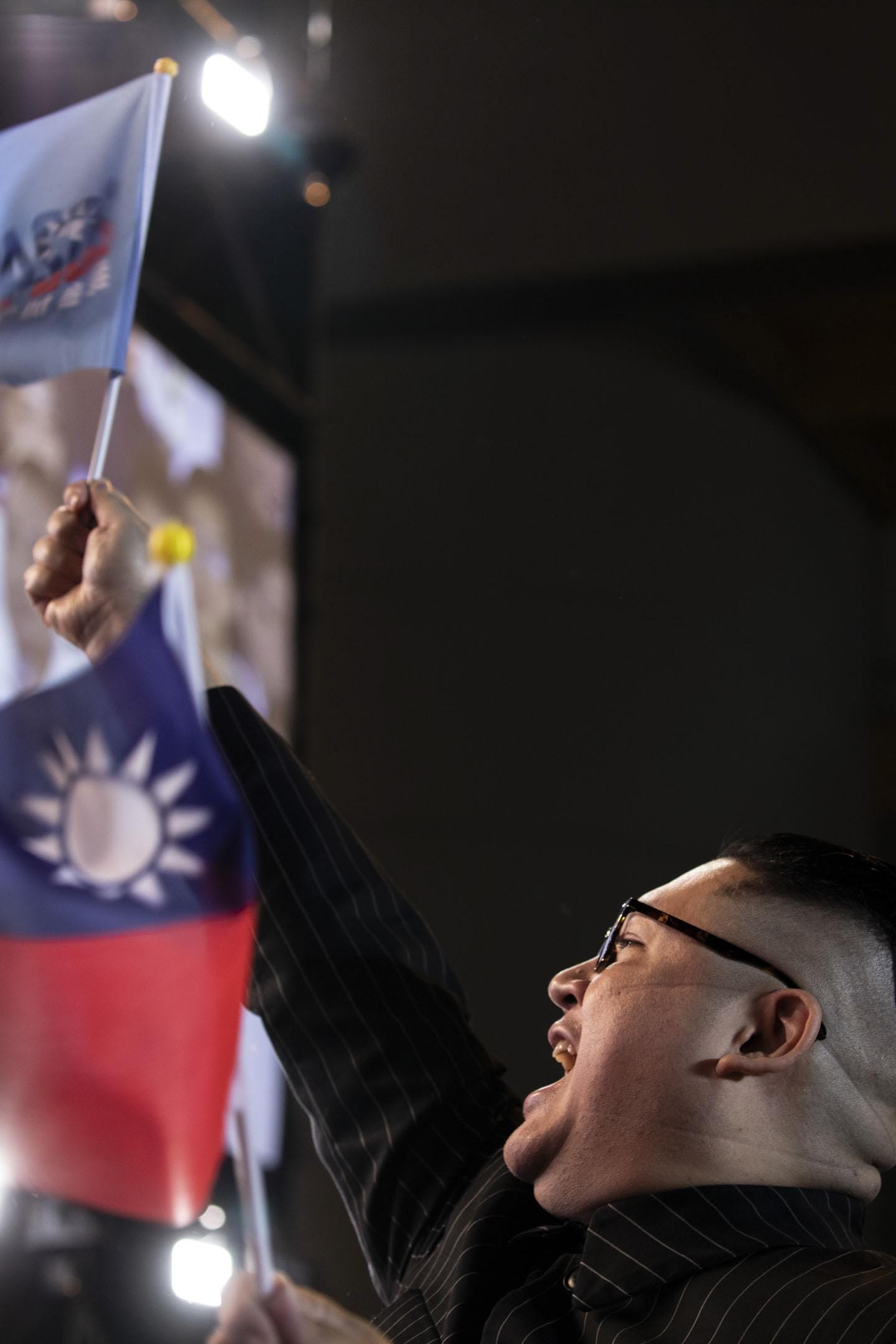 2024年1月12日，國民黨正副總統候選人侯友宜、趙少康在新北市板橋第一體育場舉辦「贏回中華民國 選前之夜」。攝：林振東/端傳媒