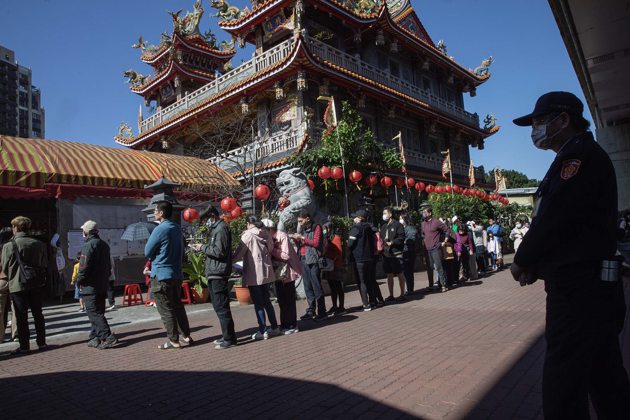 2024年1月13日,市民在板桥的投票所外排队。摄:陈焯煇/端传媒