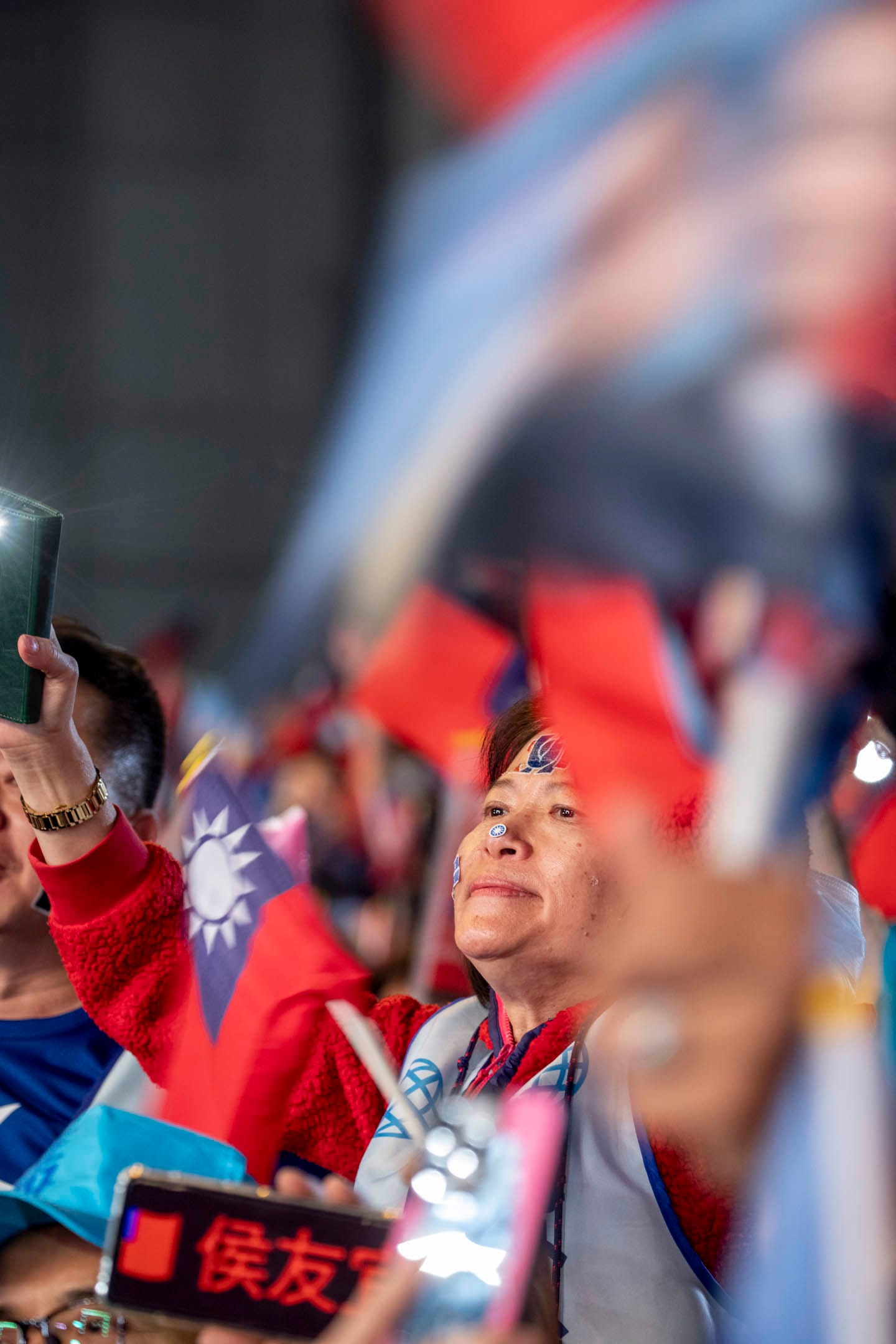 2024年1月12日，國民黨正副總統候選人侯友宜、趙少康在新北市板橋第一體育場舉辦「贏回中華民國 選前之夜」。攝：林振東/端傳媒