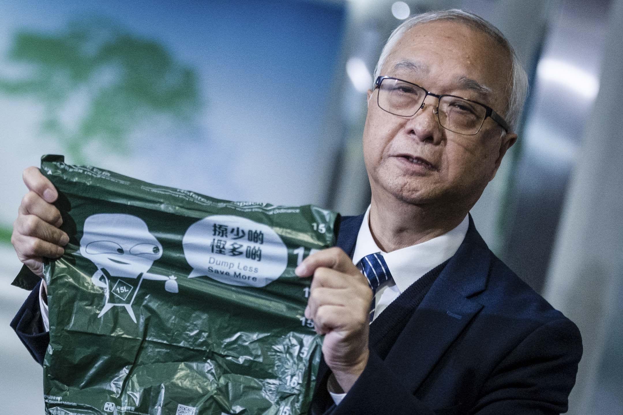 2024年1月22日,环境及生态局局长谢展寰出席环境事务委员会后会见传媒。图:端传媒