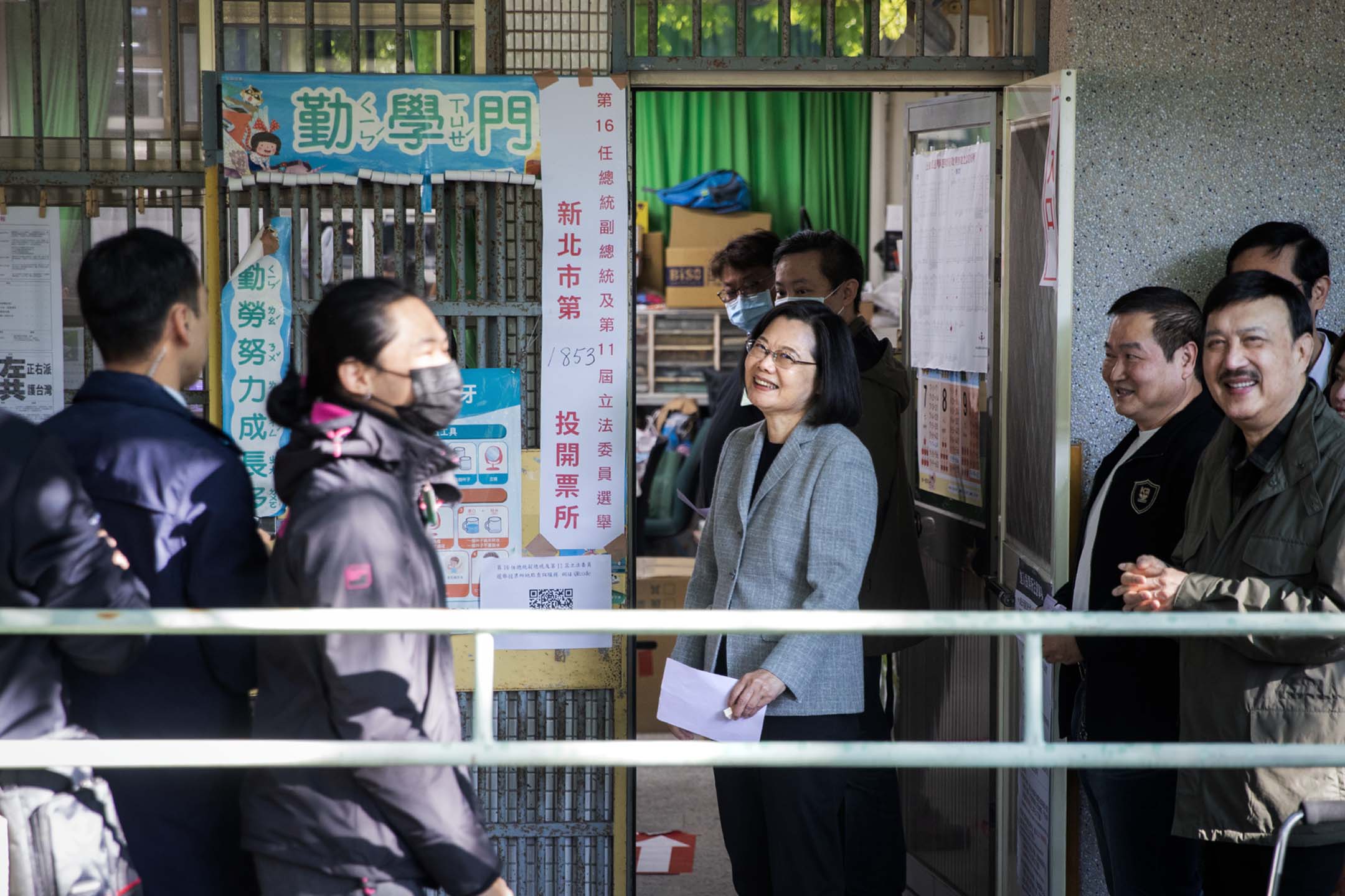 2024年1月13日,总统蔡英文在秀朗国小的投票所排队投票。摄:陈焯煇/端传媒