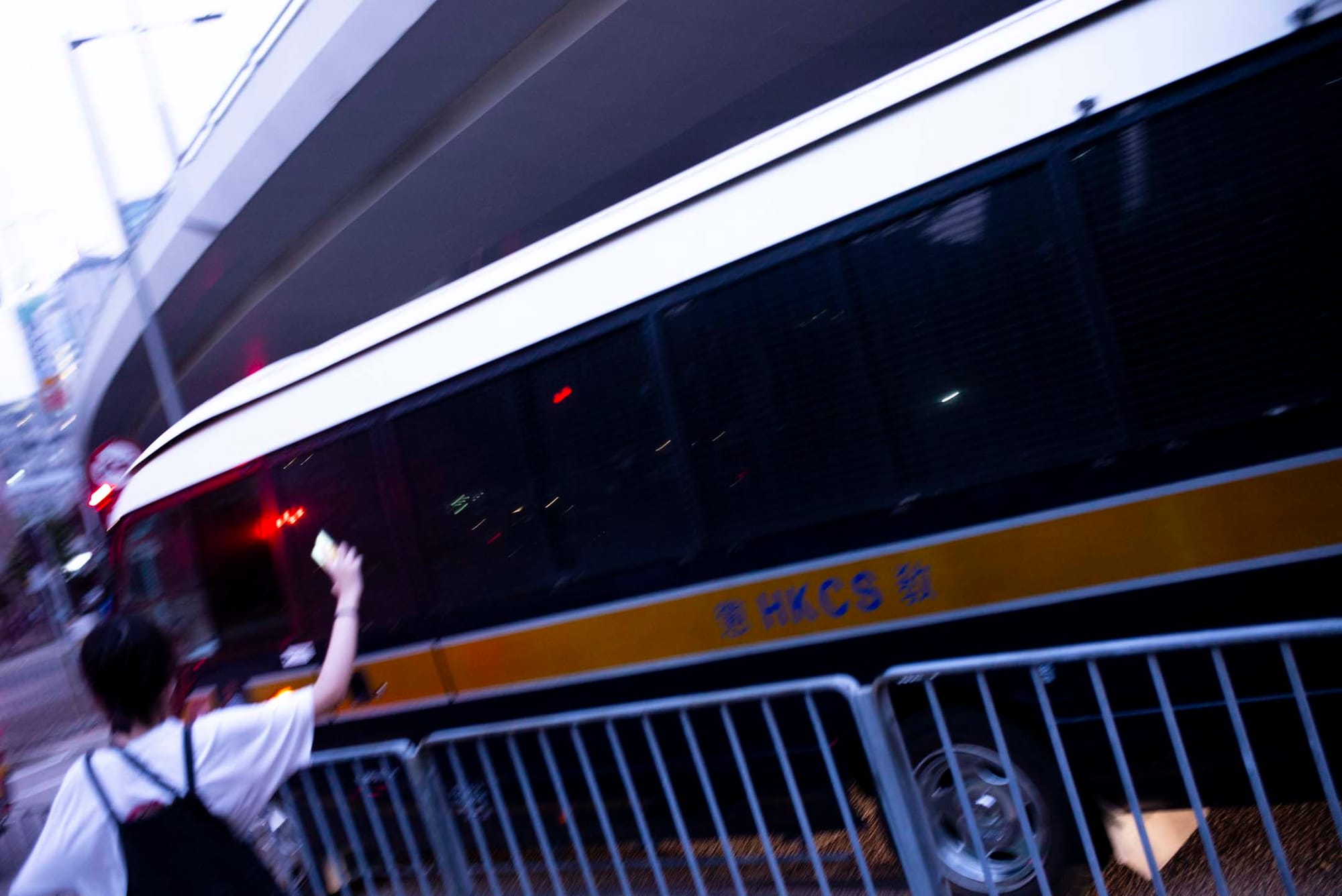 2021年﹐為囚車上的人送行的人。攝：林振東/端傳媒