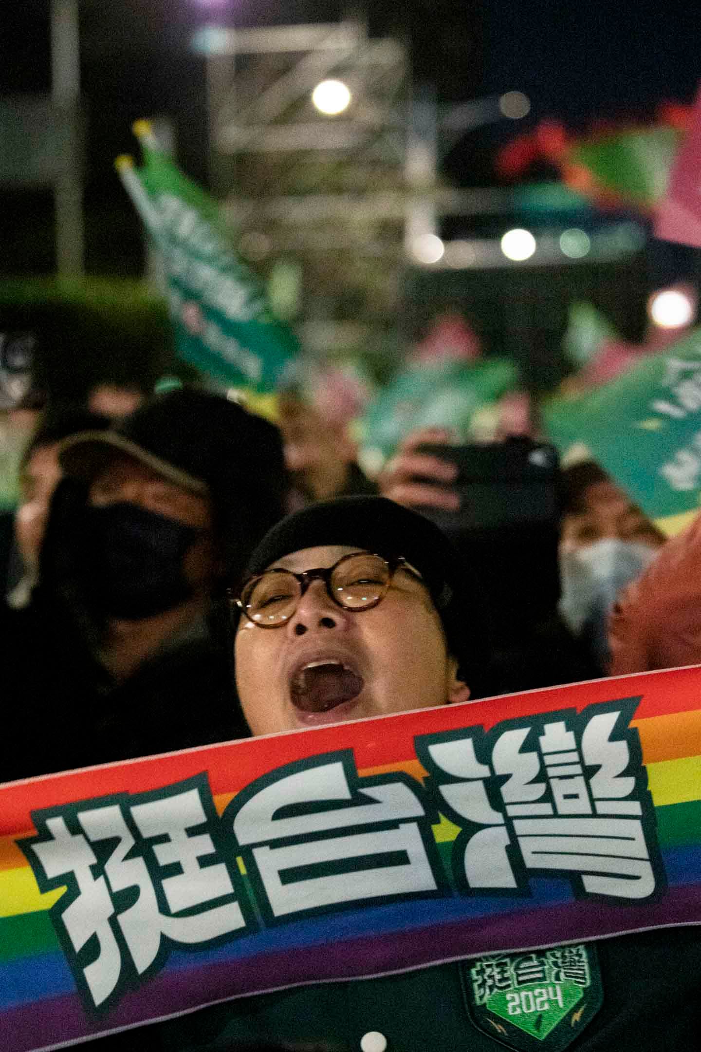 2024年1月11日，民進黨正副總統候選人賴清德、蕭美琴在台北市凱達格蘭大道舉辦「護國之夜」。攝：林振東/端傳媒