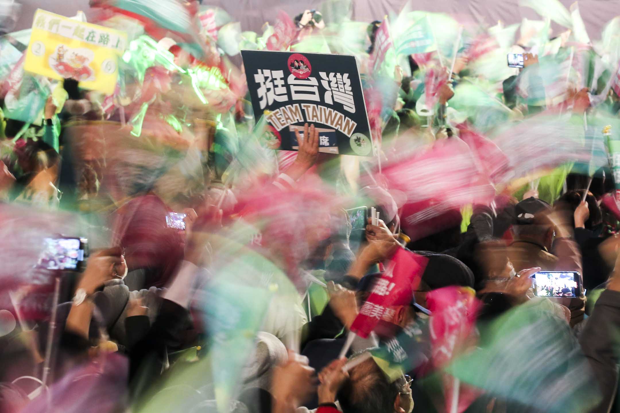 2024年1月12日，民進黨正副總統候選人賴清德、蕭美琴在新北市板橋第二體育場「台灣美德站出來，迎向勝利選前之夜」。攝：黃永俊/端傳媒