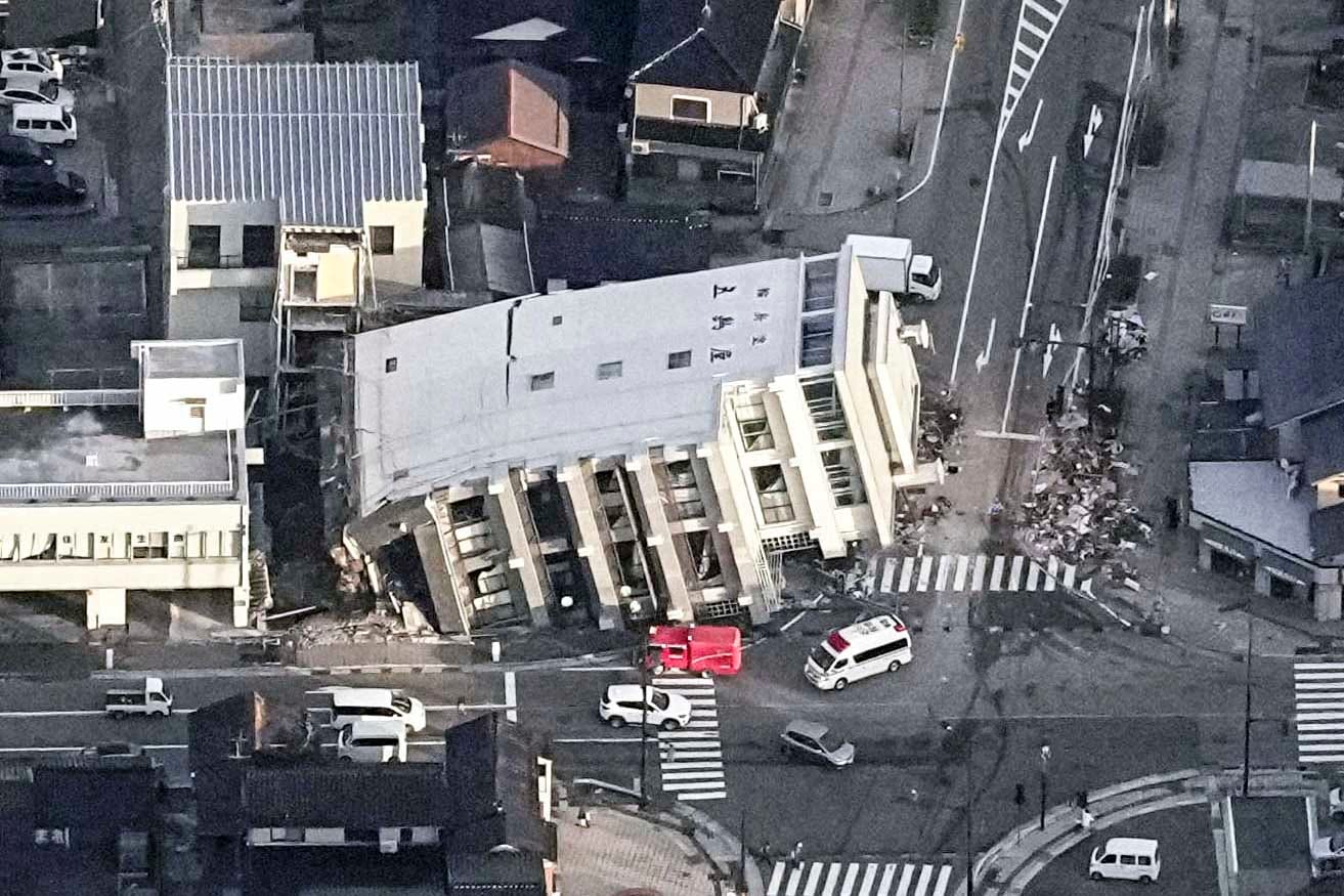 2024年1月2日，日本石川縣輪島地震造成的一座倒塌建築物。攝：Kyodo/via Reuters/達志影像