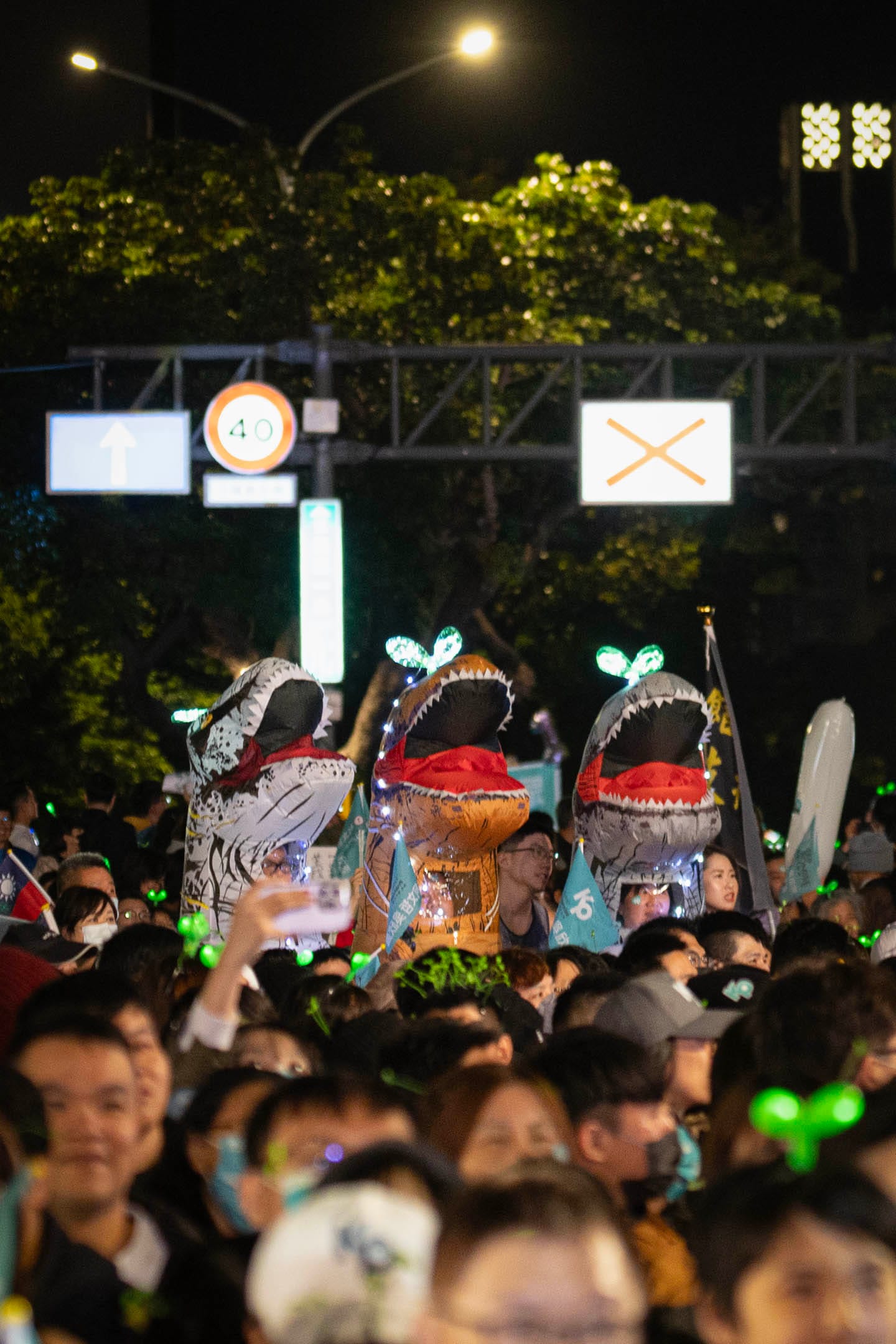 2024年1月12日，民眾黨正副總統候選人柯文哲、吳欣盈在台北市凱達格蘭大道舉辦「台灣選哲1定會贏 公民凱道之夜」。攝：陳焯煇/端傳媒