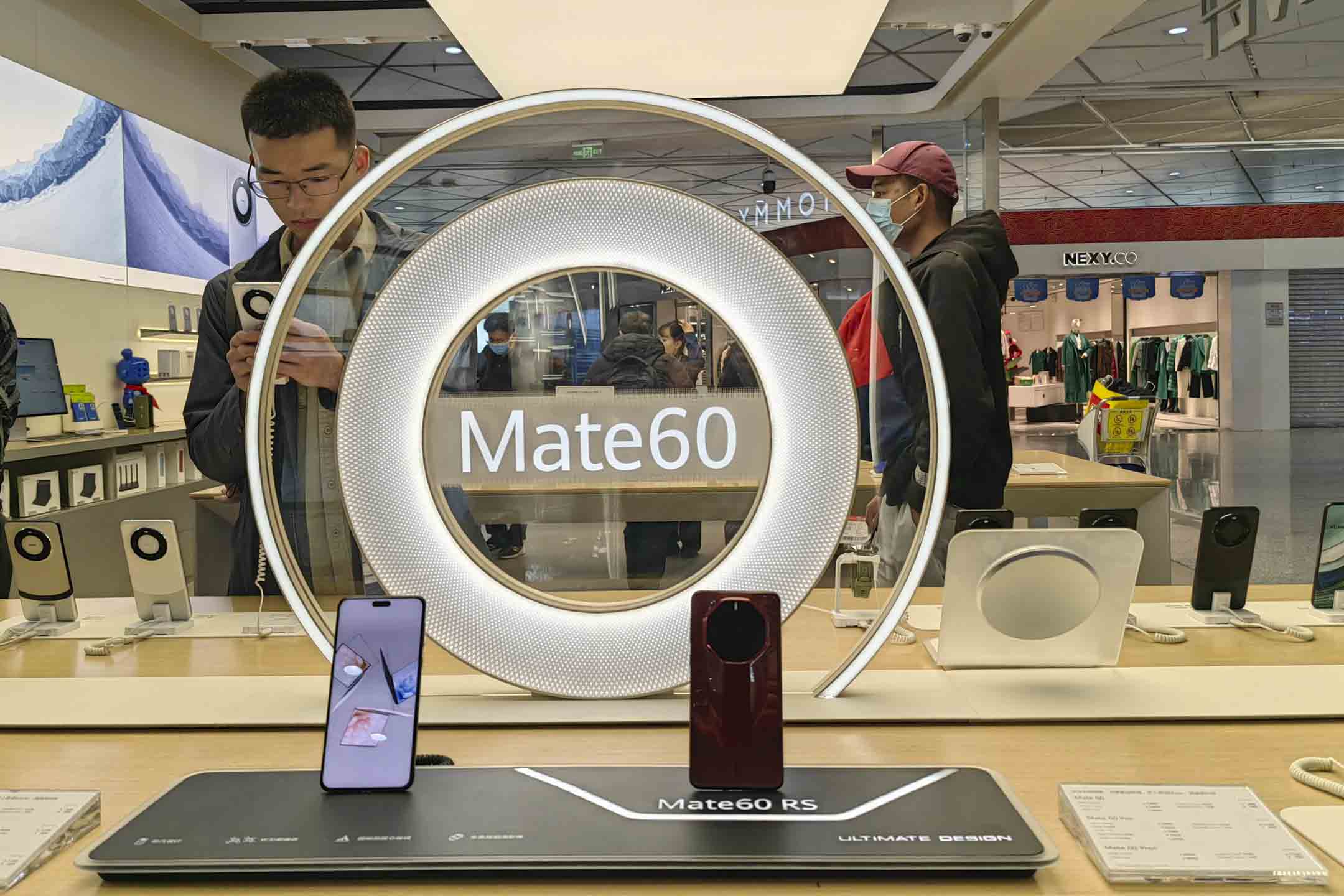 2023年11月19日,中国西安的华为专卖店,市民在选购 Mate 60 Pro 手机。摄:CFOTO/Future Publishing via Getty Images