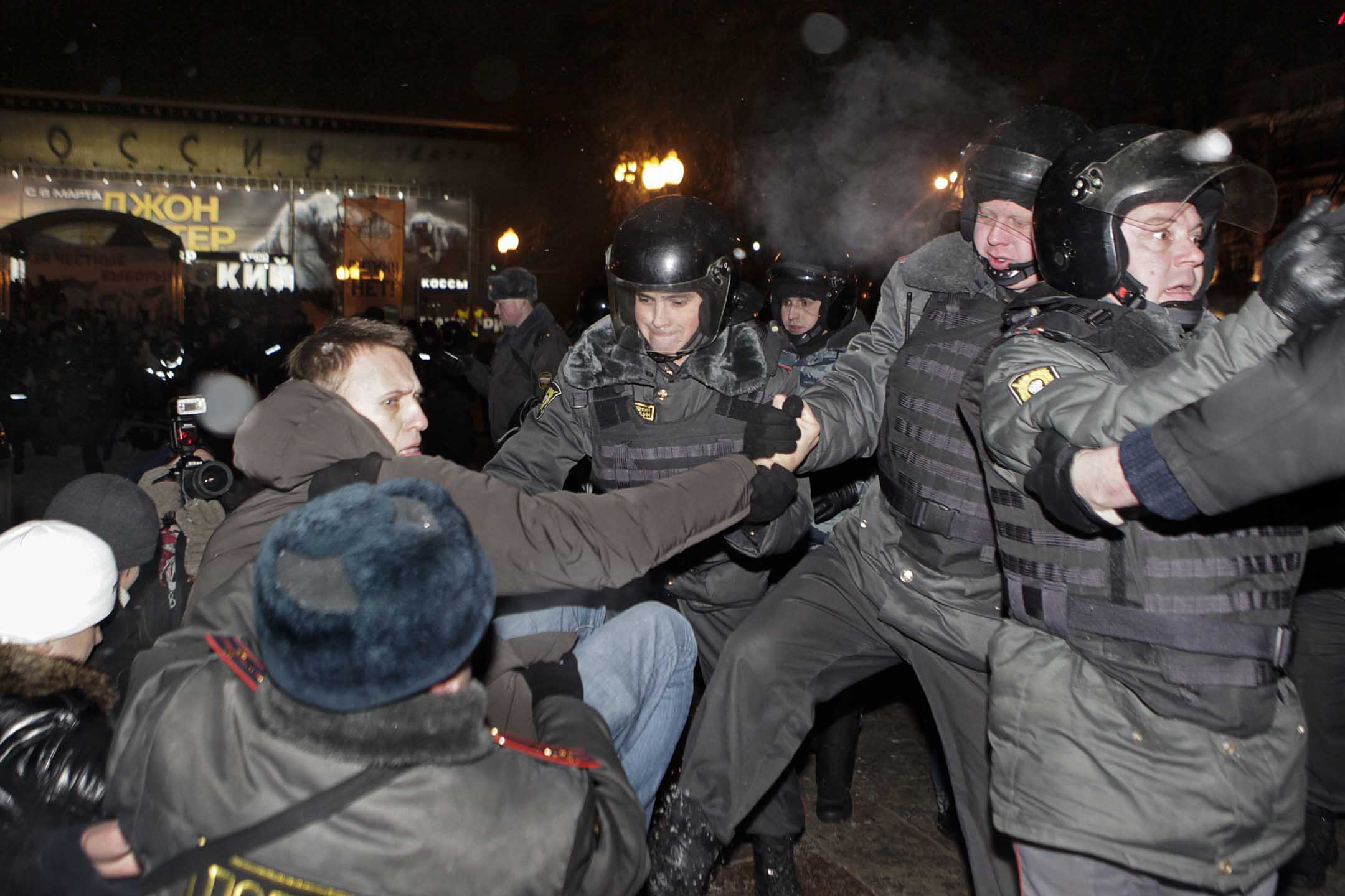 2012年3月5日，莫斯科普希金廣場舉行集會後，警方拘捕身穿連帽夾克的反對派領袖納瓦尼 (Alexei Navalny) 。攝：Maria Turchenkova/Reuters/達志影像