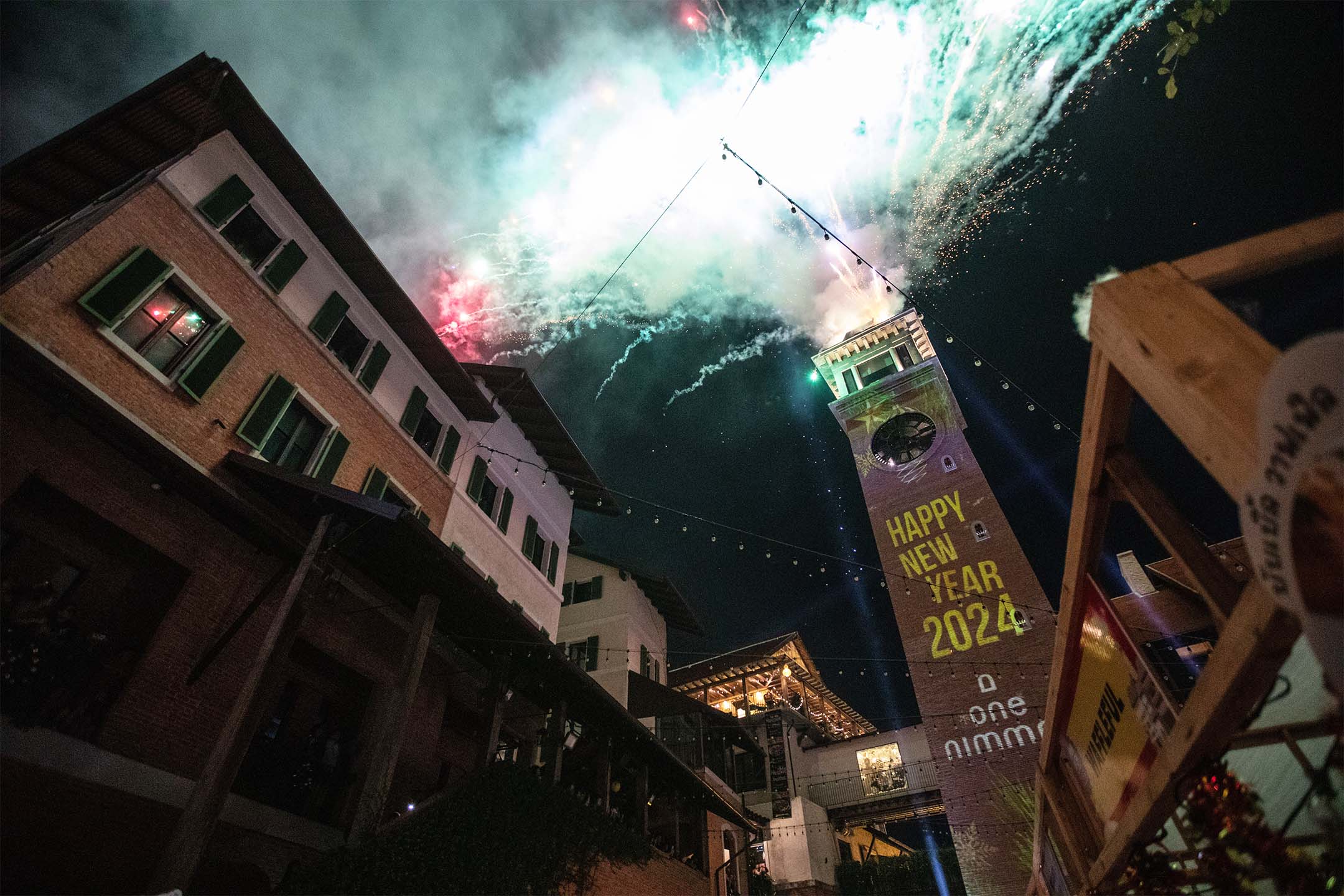 2024年1月1日，泰國清邁，寧曼區鐘樓上燃放煙火，慶祝2024年新年。攝：Guillaume Payen/SOPA Images/LightRocket via Getty Images