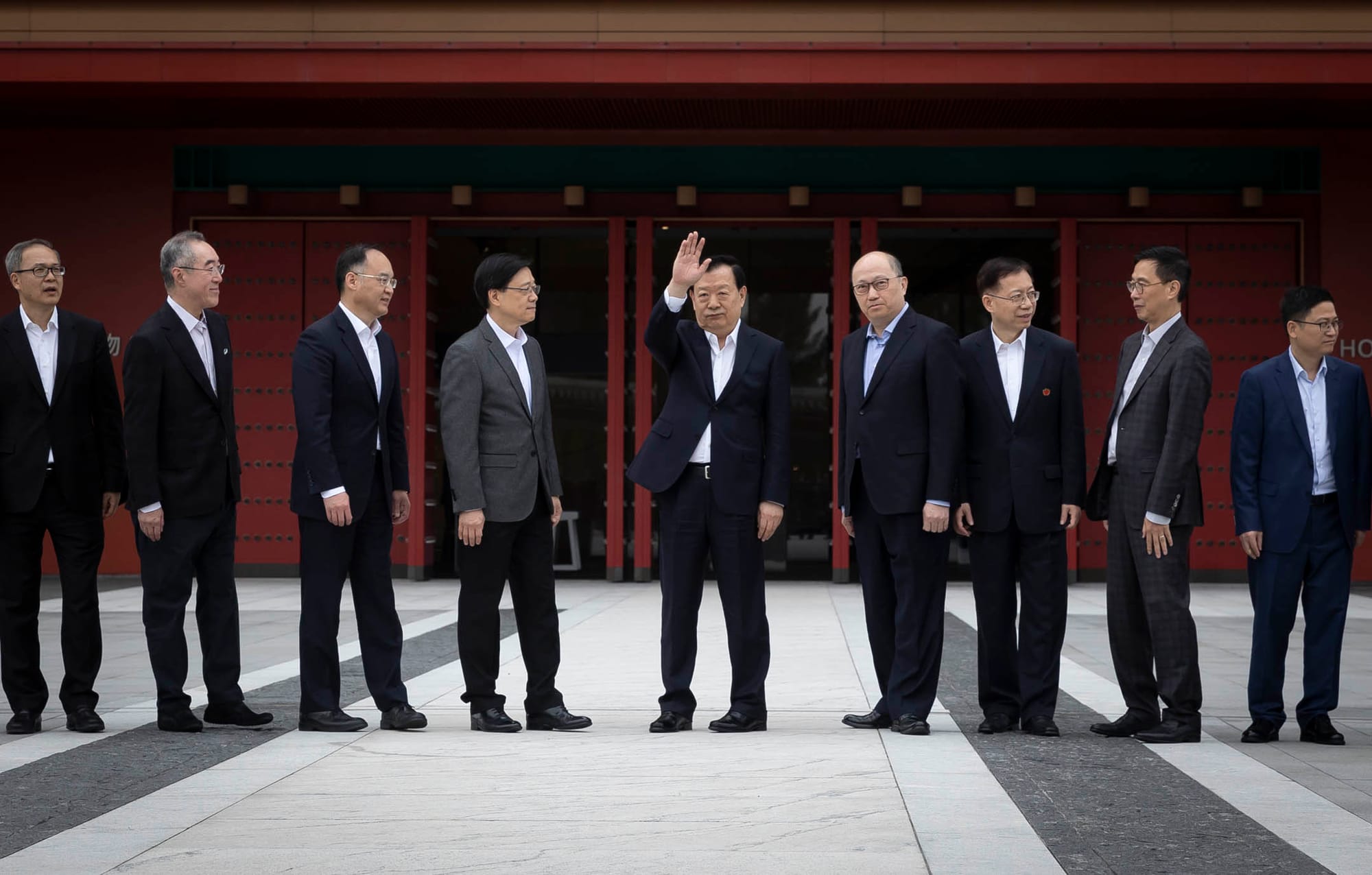 2024年2月27日，国务院港澳办主任夏宝龙在港继续第6天考察，到达西九故宫博物馆参观。图：端传媒