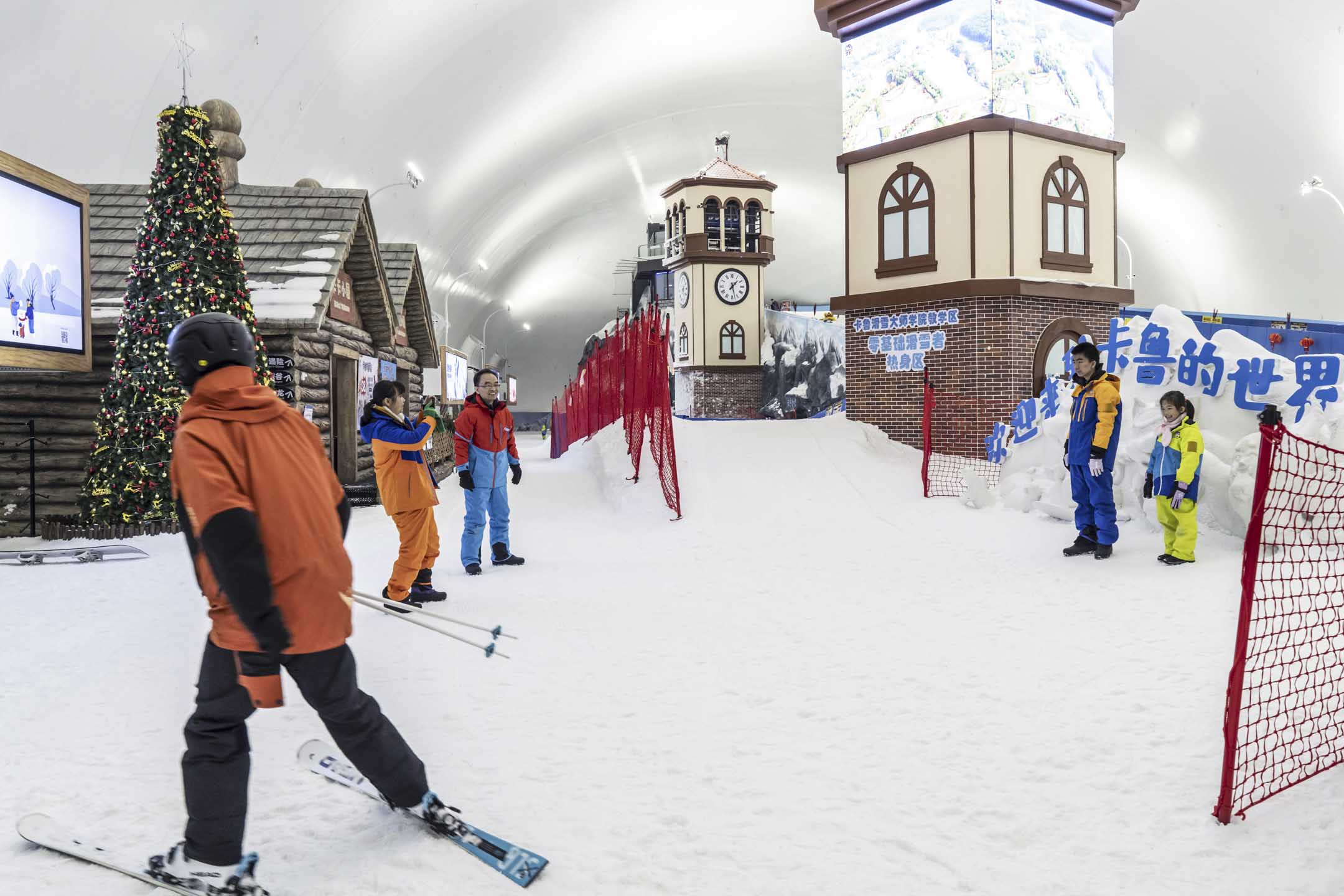 2024年1月20日,中国深圳卡鲁冰雪世界室内滑雪场,是热门的港人北上消费的地方。摄:Qilai Shen/Bloomberg via Getty Images