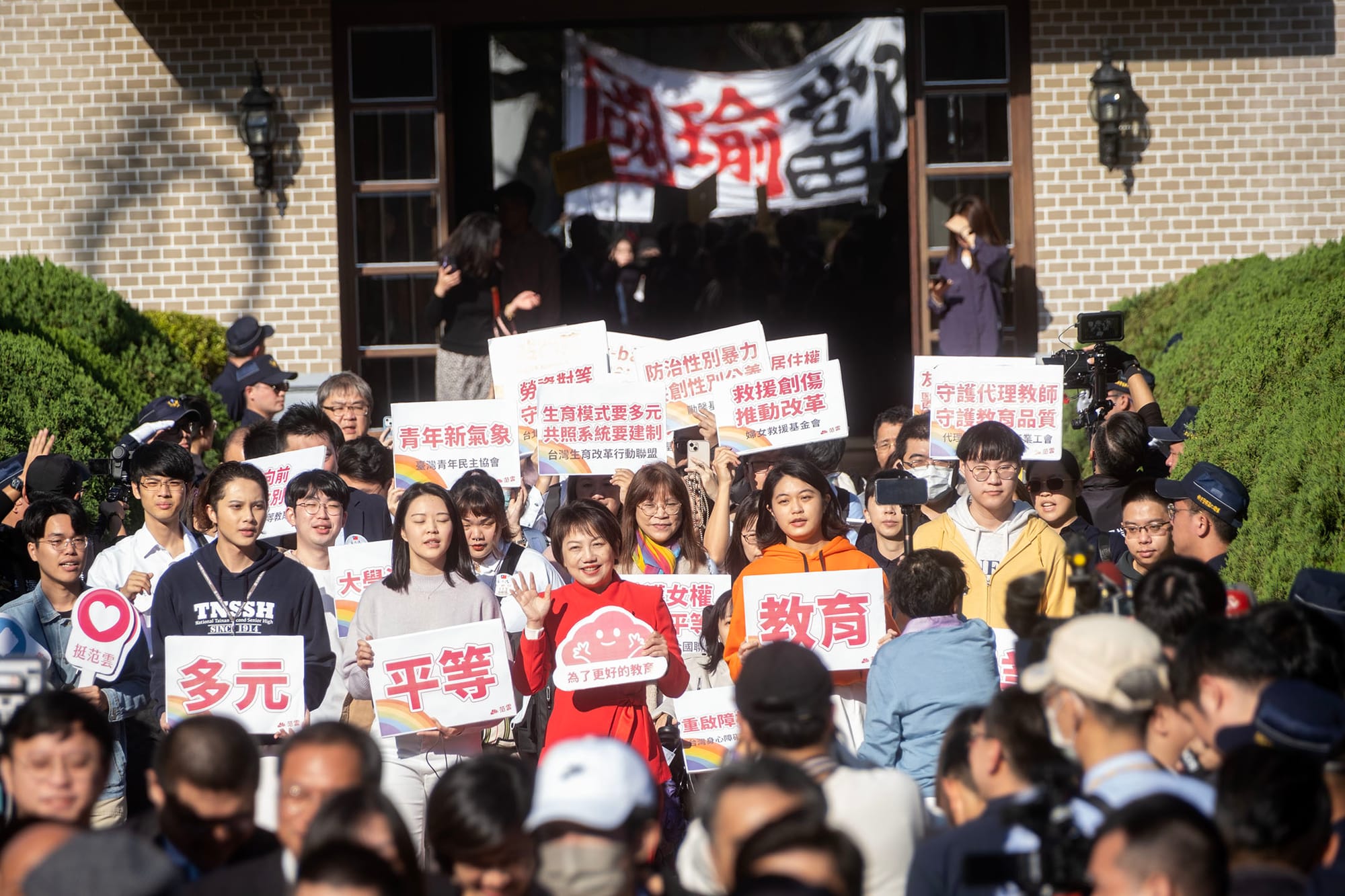 2024年2月1日,立法院,第11届立委今天报到并宣誓就职,立院外有反对韩国瑜的示威。摄:陈焯煇/端传媒