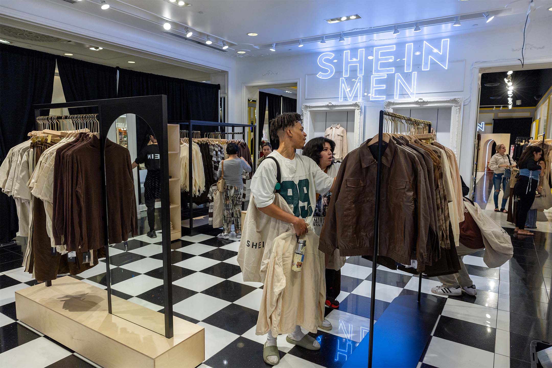 2023年10月19日，美國加州安大略省，顧客正在SHEIN店內購物。攝：Allen J. Schaben / Los Angeles Times via Getty Images