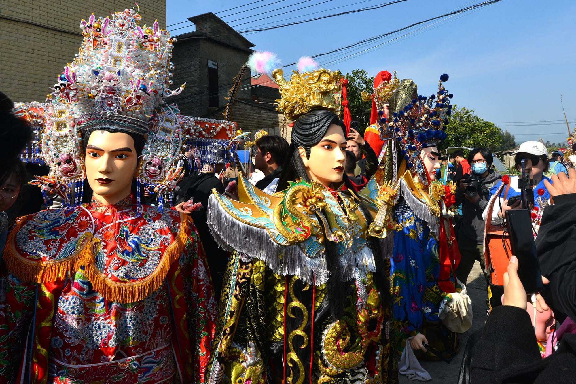 2024年2月15日，福建省福州，当地人抬著神像在街上游行，祈求风调雨顺国泰民安，图为“赵世子”神袛。摄：Tang Fangxiao/VCG via Getty Images
