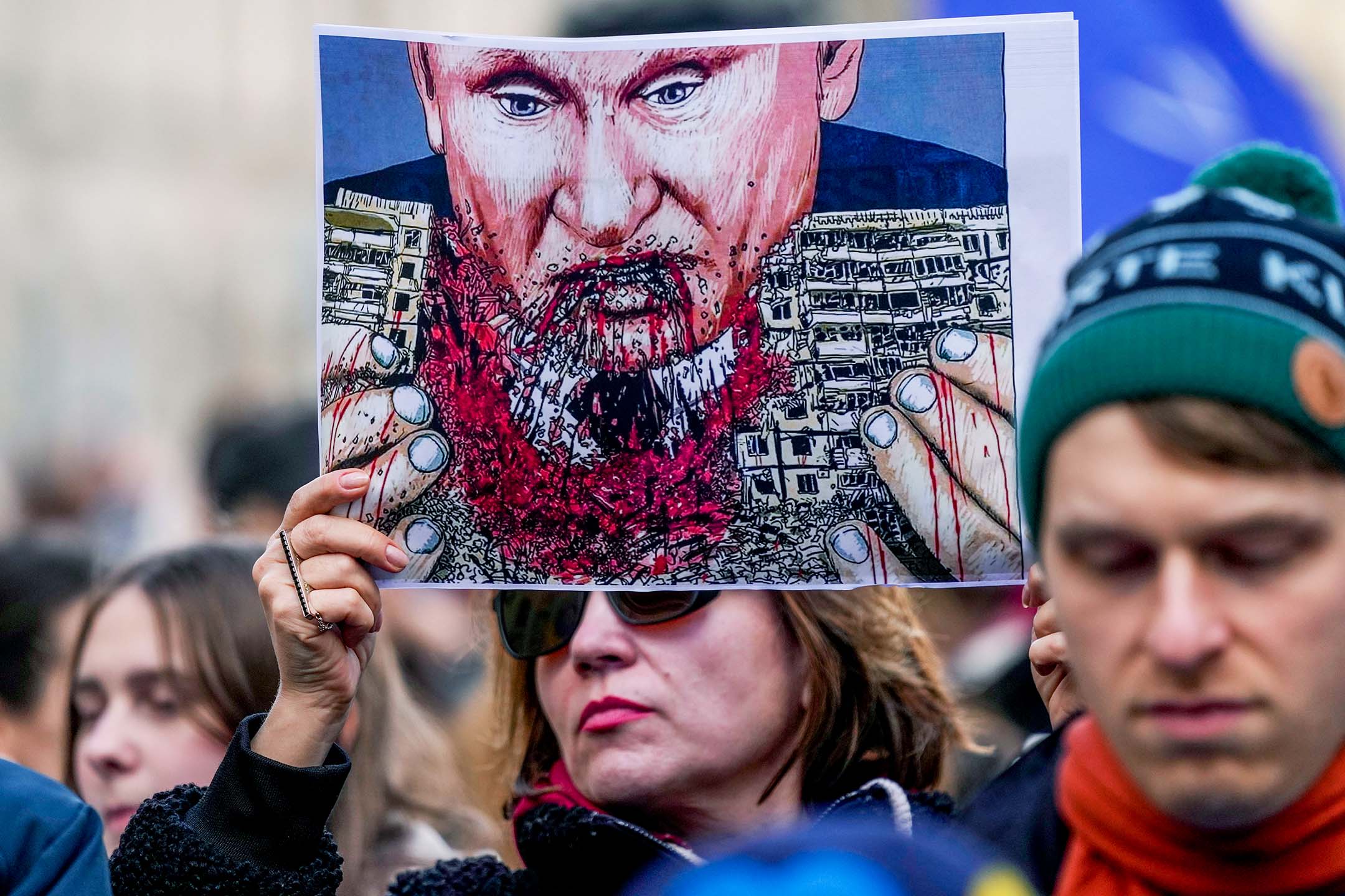 2024年2月17日，德國慕尼黑安全會議外，有示威者舉起反對俄羅斯總統普京標語和相片。攝：Matthias Schrader/AP/達志影像