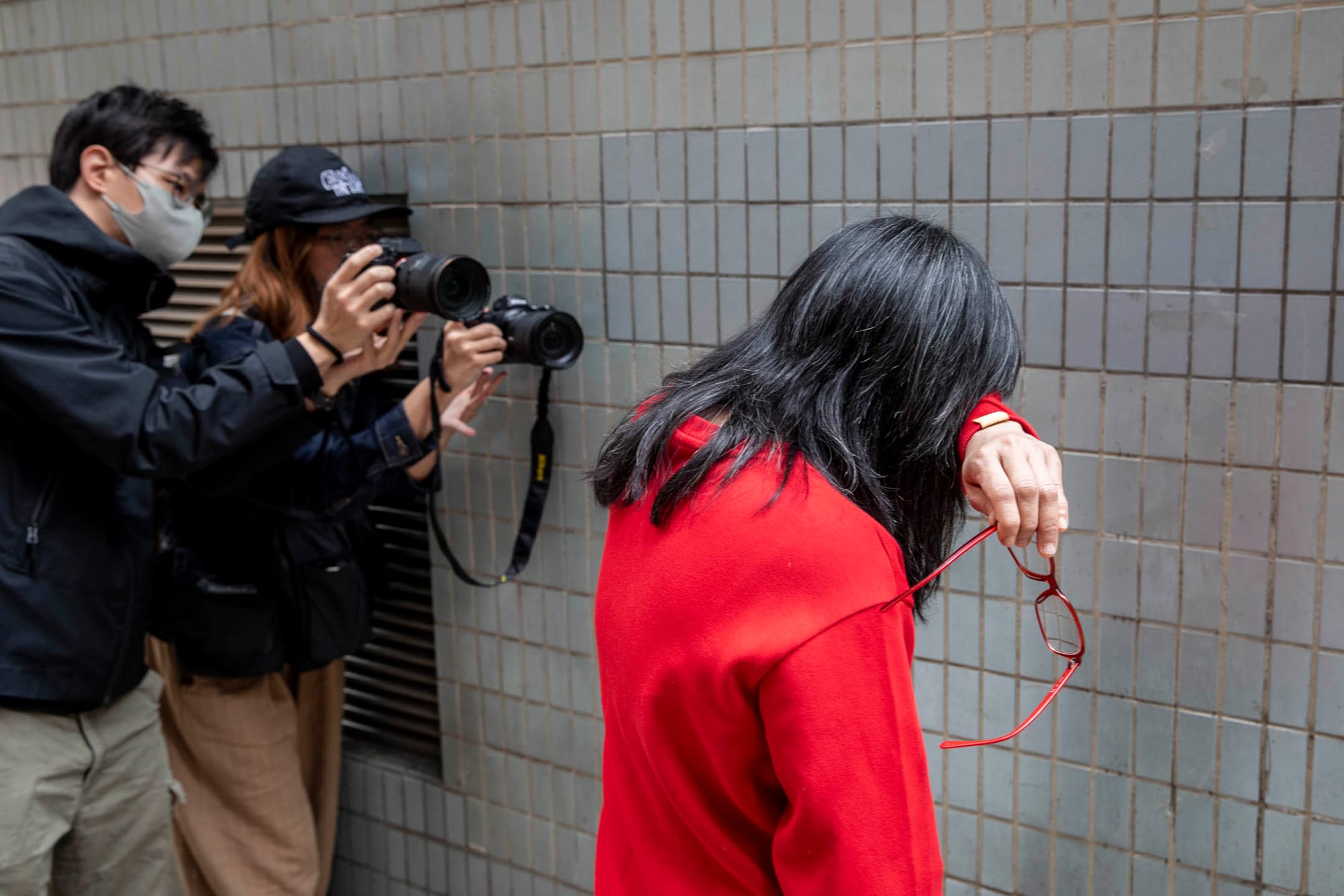 2024年2月26日，港澳办主任夏宝龙来港考察期间，陈净心希望到中联办门外请愿，惟被警方阻止，最后在西营盘地铁站外读出声明，宣读期间落泪。摄：林振东/端传媒