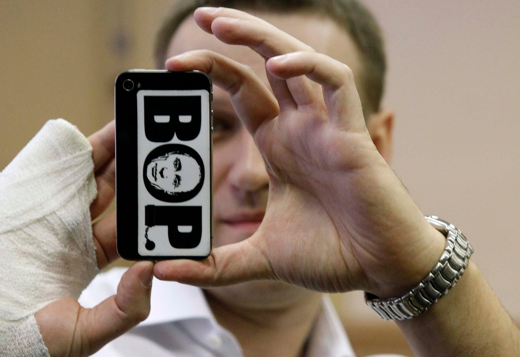 2013年4 月17 日，俄羅斯反對派領袖納瓦尼(Alexei Navalny) 抵達基洛夫市法庭聽證會後用手機拍照。攝：Maxim Shemetov/Reuters/達志影像