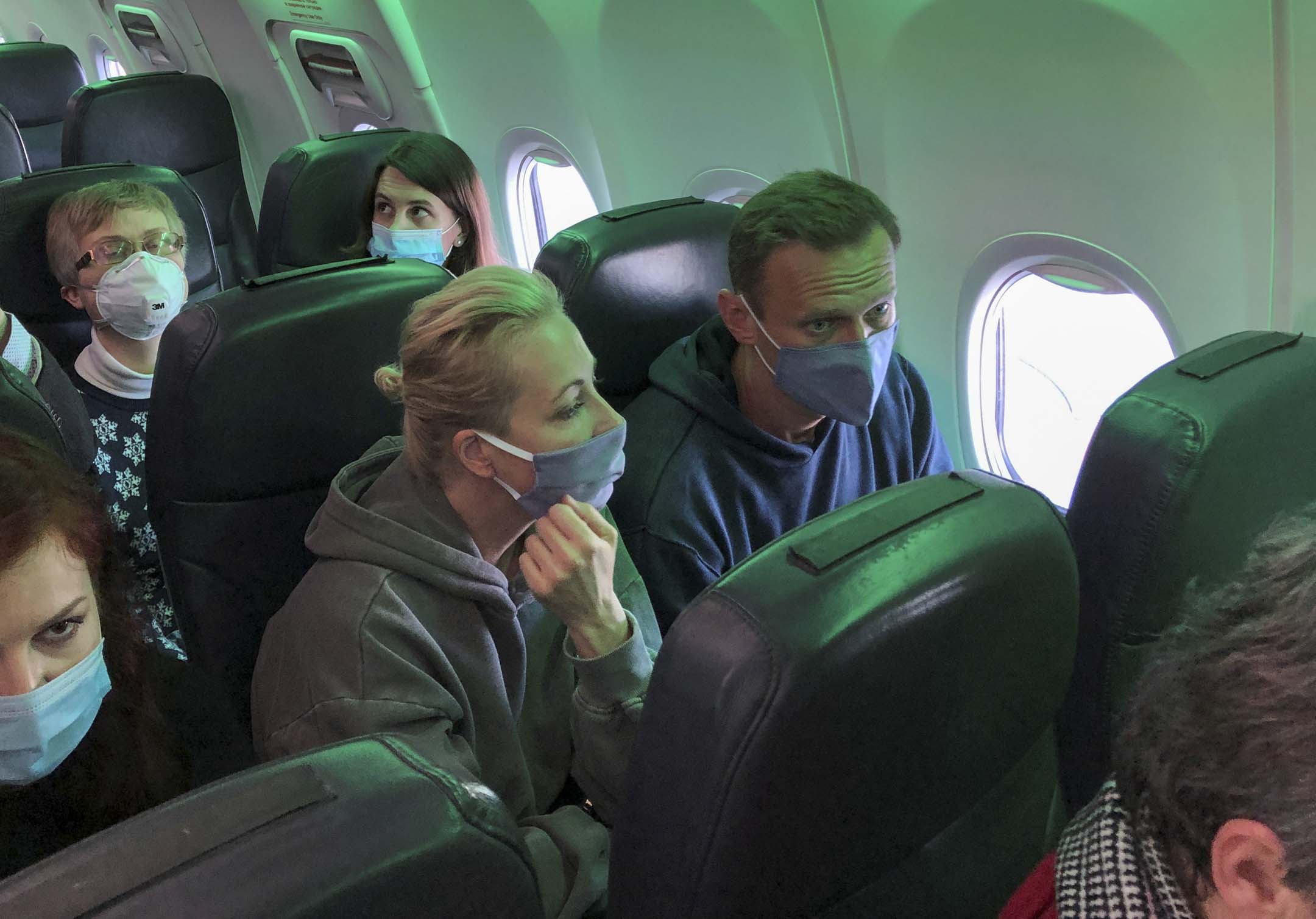 2021年1月17日，俄羅斯反對派領袖納瓦尼(Alexei Navalny) 和他的妻子尤利婭·納瓦納亞(Yulia Navalnaya) 在從柏林飛往莫斯科的飛機上。攝：Polina Ivanova/Reuters/達志影像