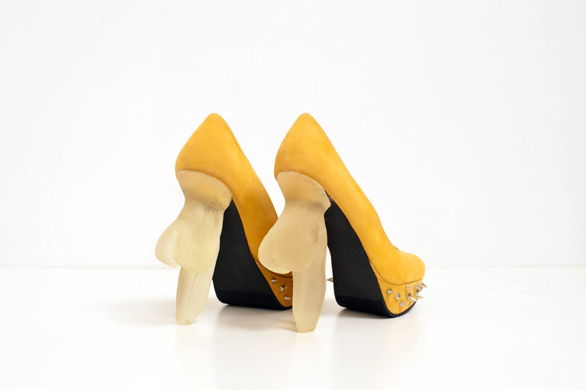 《Soft Heeled Shoes》图片由艺术家及刺点画廊提供 