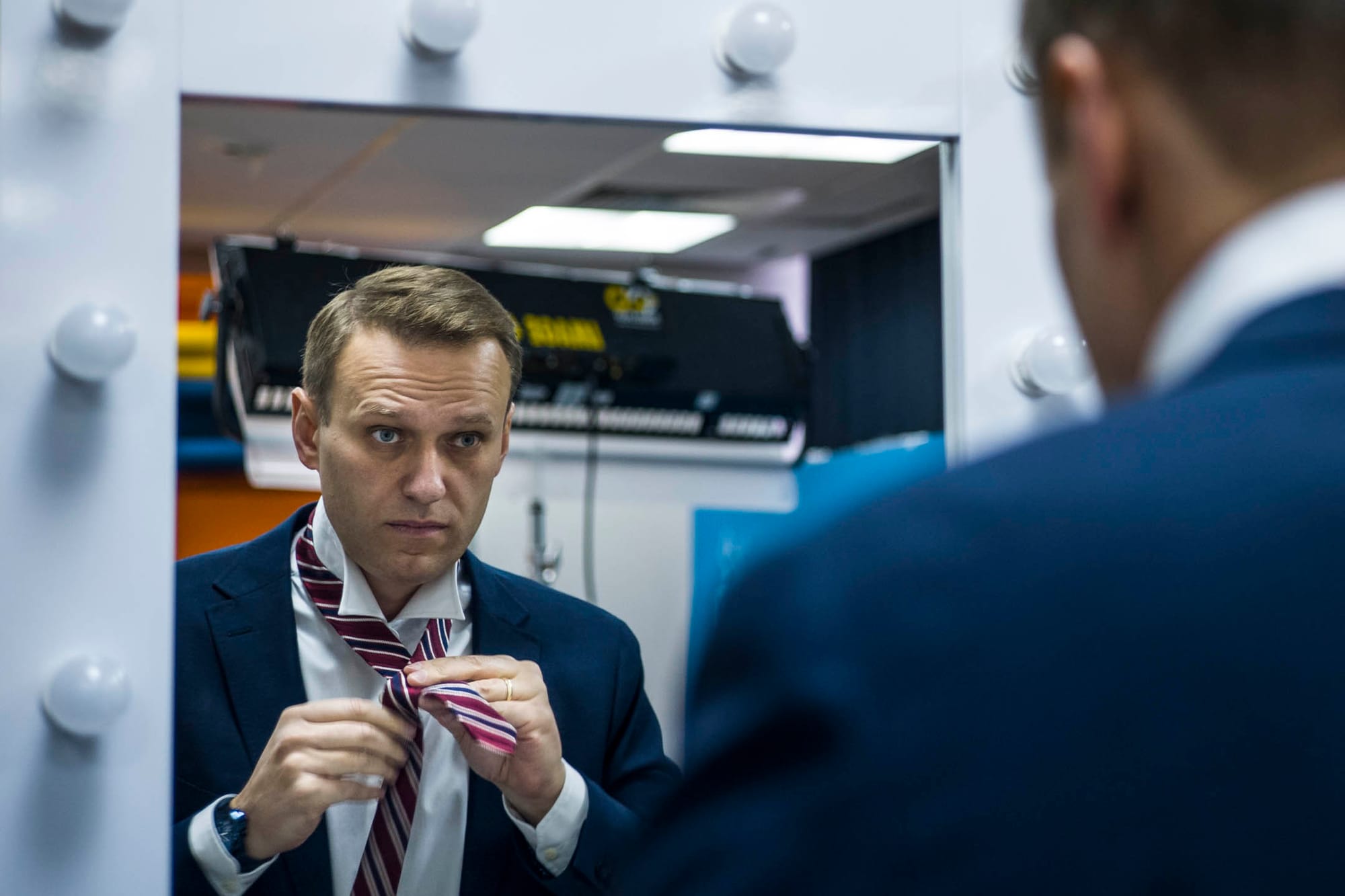 2017年12月18日，俄羅斯反對派領袖納瓦尼 (Alexei Navalny) 在俄羅斯莫斯科接受美聯社採訪前做好準備。攝：Alexander Zemlianichenko/AP/達志影像