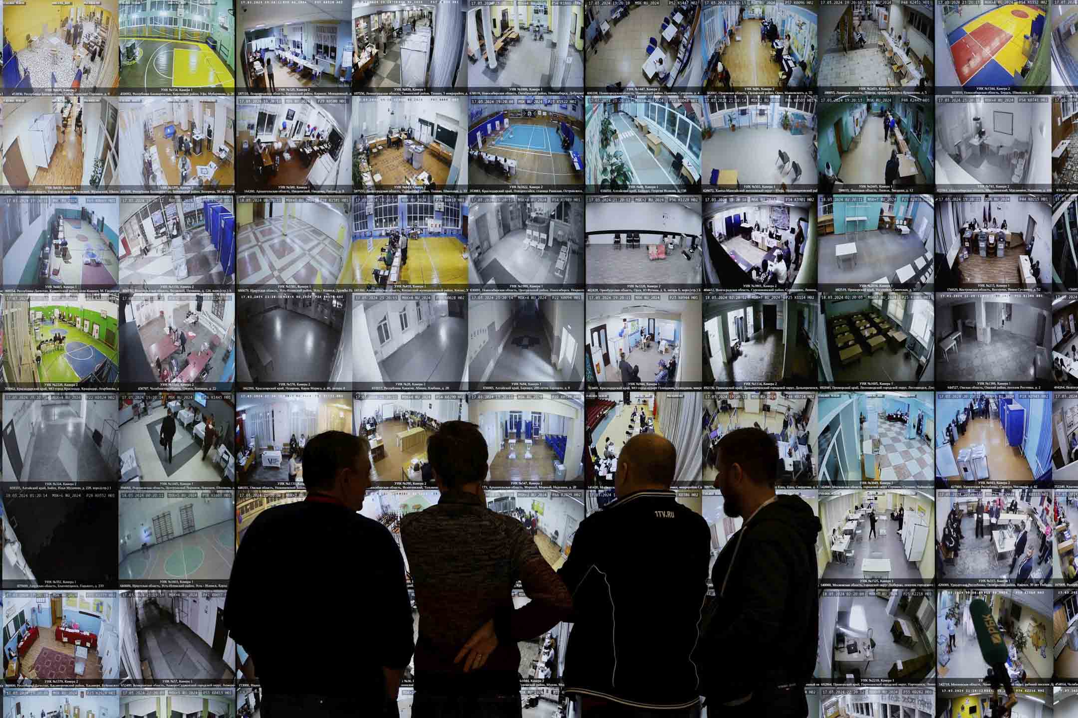 2024年3月17日，俄羅斯莫斯科，市民在中央選舉委員會總部觀看顯示各地投票站畫面。攝：Shamil Zhumatov/Reuters/達志影像