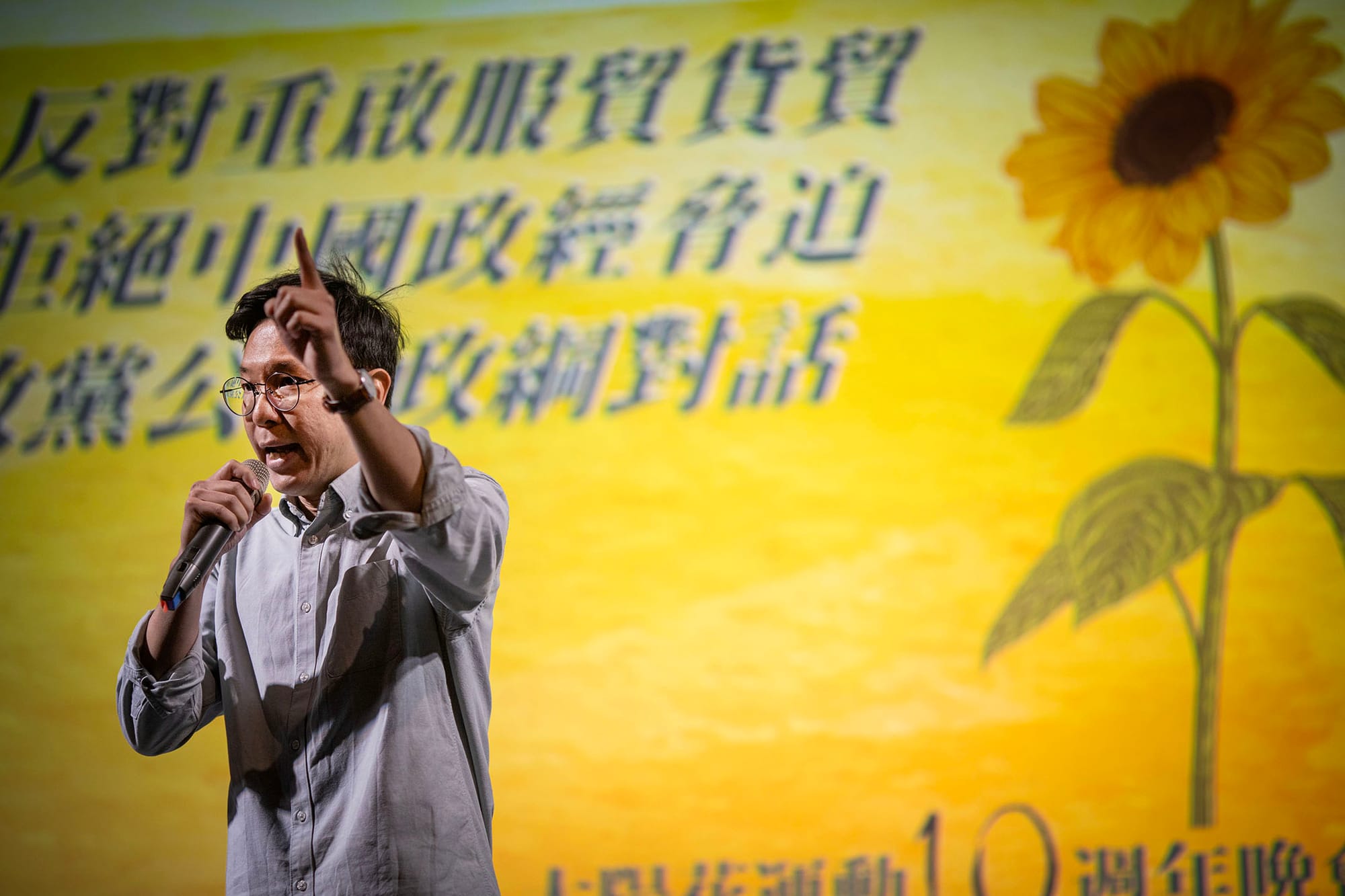 2024年3月18日，台北，太阳花学运10周年晚会，林飞帆于台上发言。摄：陈焯煇/端传媒