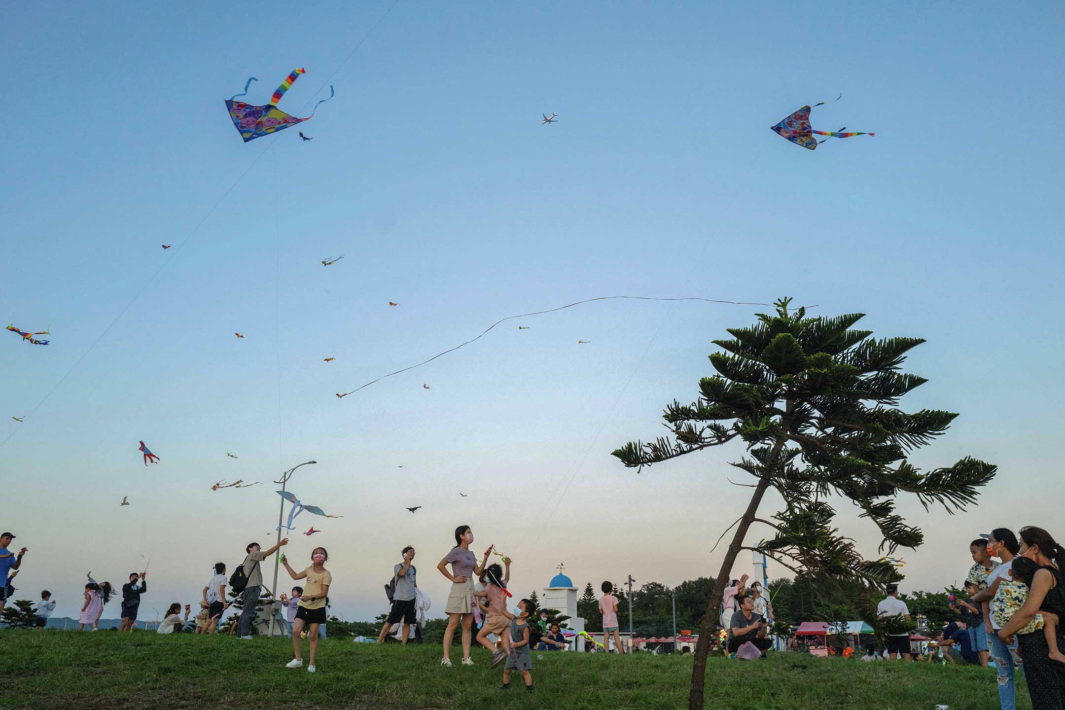2023年9月11日，新竹，風箏節期間，市民到場看風箏。攝：陳焯煇/端傳媒