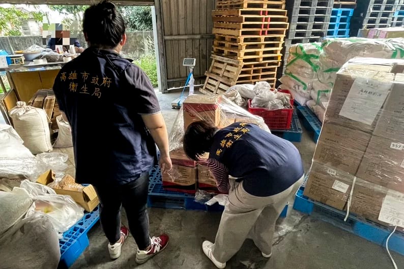蘇丹紅危機持續延燒，衛福部食藥署與地方衛生局持續追查各項辣椒粉產品，希望儘快補破網。圖：高雄市衛生局