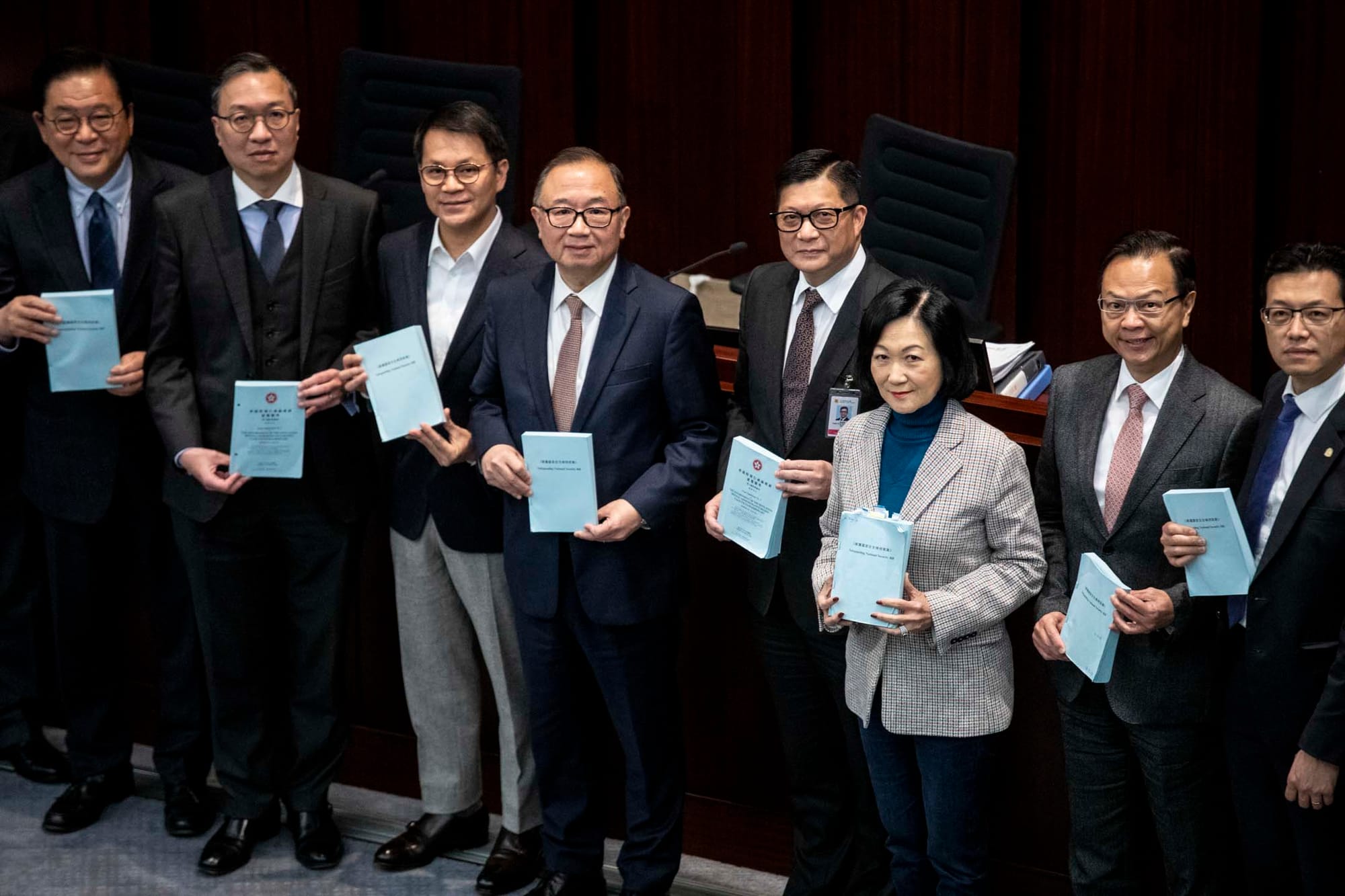 2024年3月14日,立法會法案委員會經過約一週會議後,完成逐條審議《維護國家安全條例草案》,會後律政司司長林定國與保安局局長鄧炳強跟議員合照。攝:林振東/端傳媒