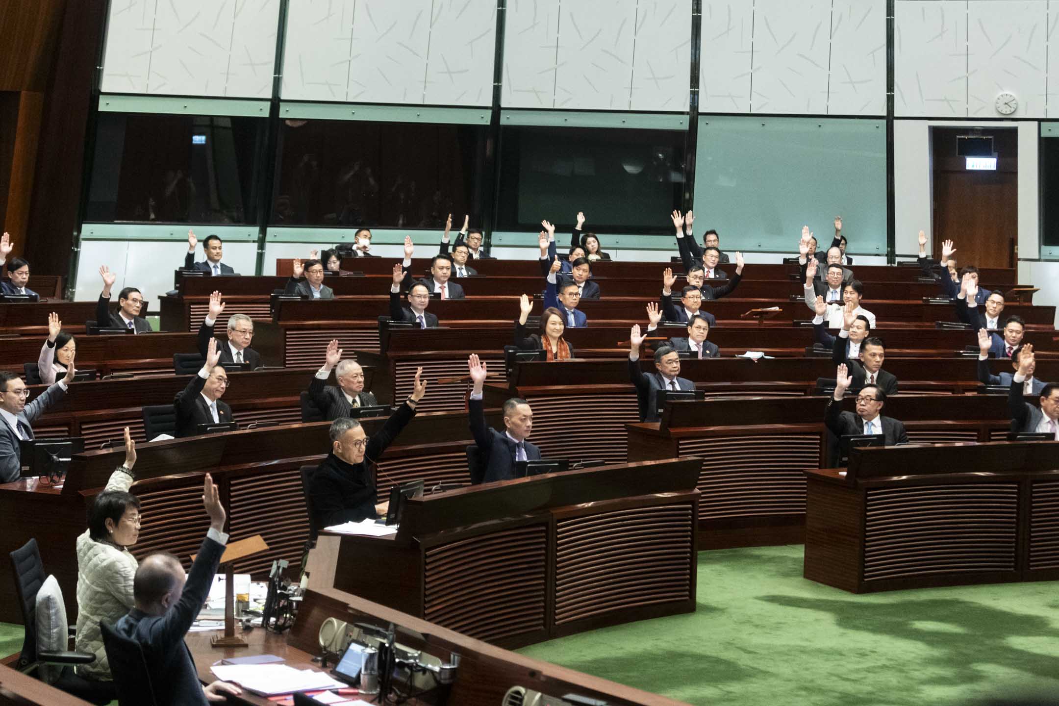 2024年3月19日,立法會加開特別會議,恢復二讀辯論《維護國家安全條例草案》,下午4時10分左右,立法會二讀通過草案,無議員舉手反對。攝:林振東/端傳媒