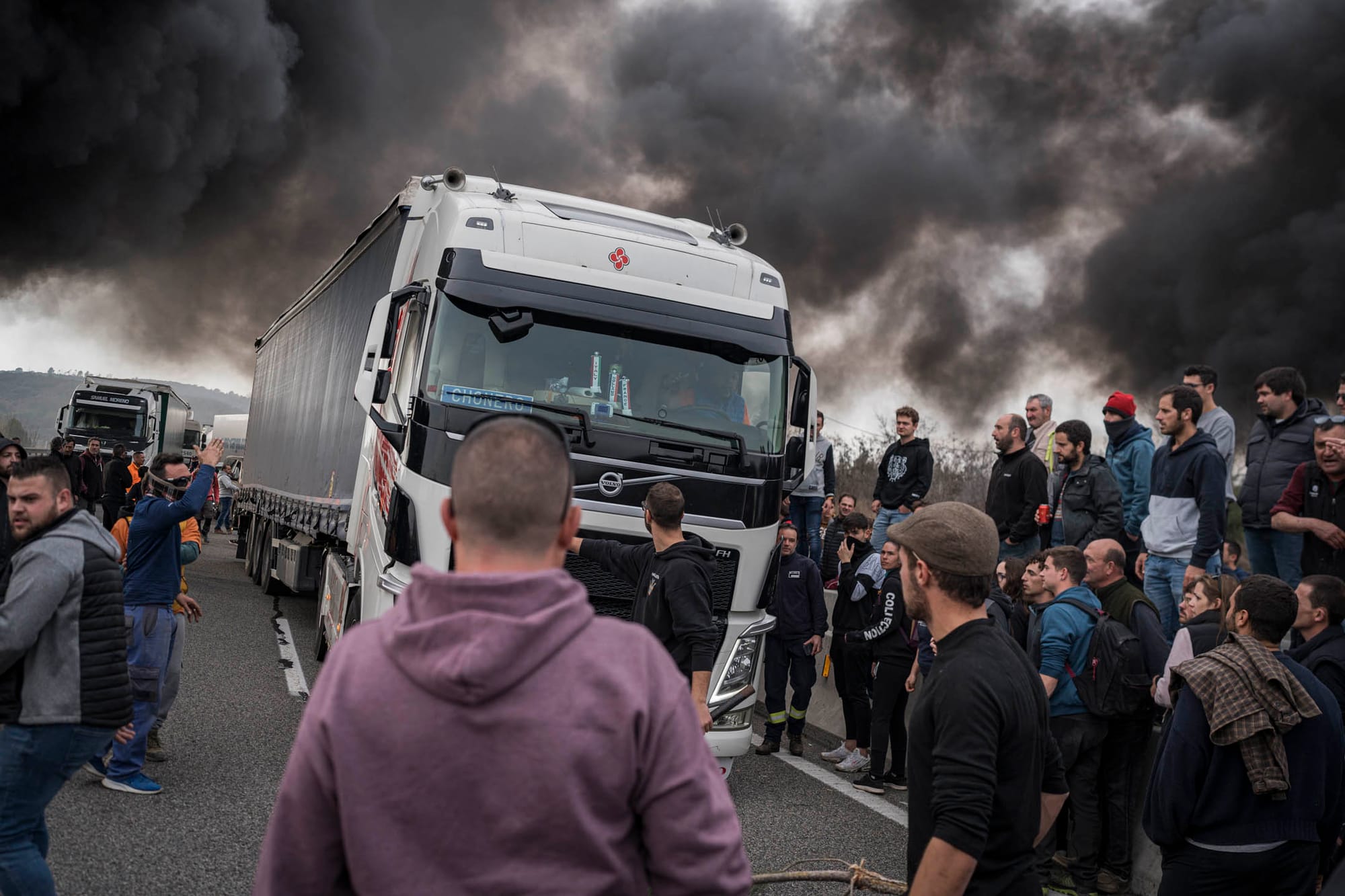 2024年2月6日,西班牙赫羅納,數百名農民切斷 AP-7 高速公路並阻止車輛通行,以抗議歐盟農業政策。攝:Adri Salido/Getty Images