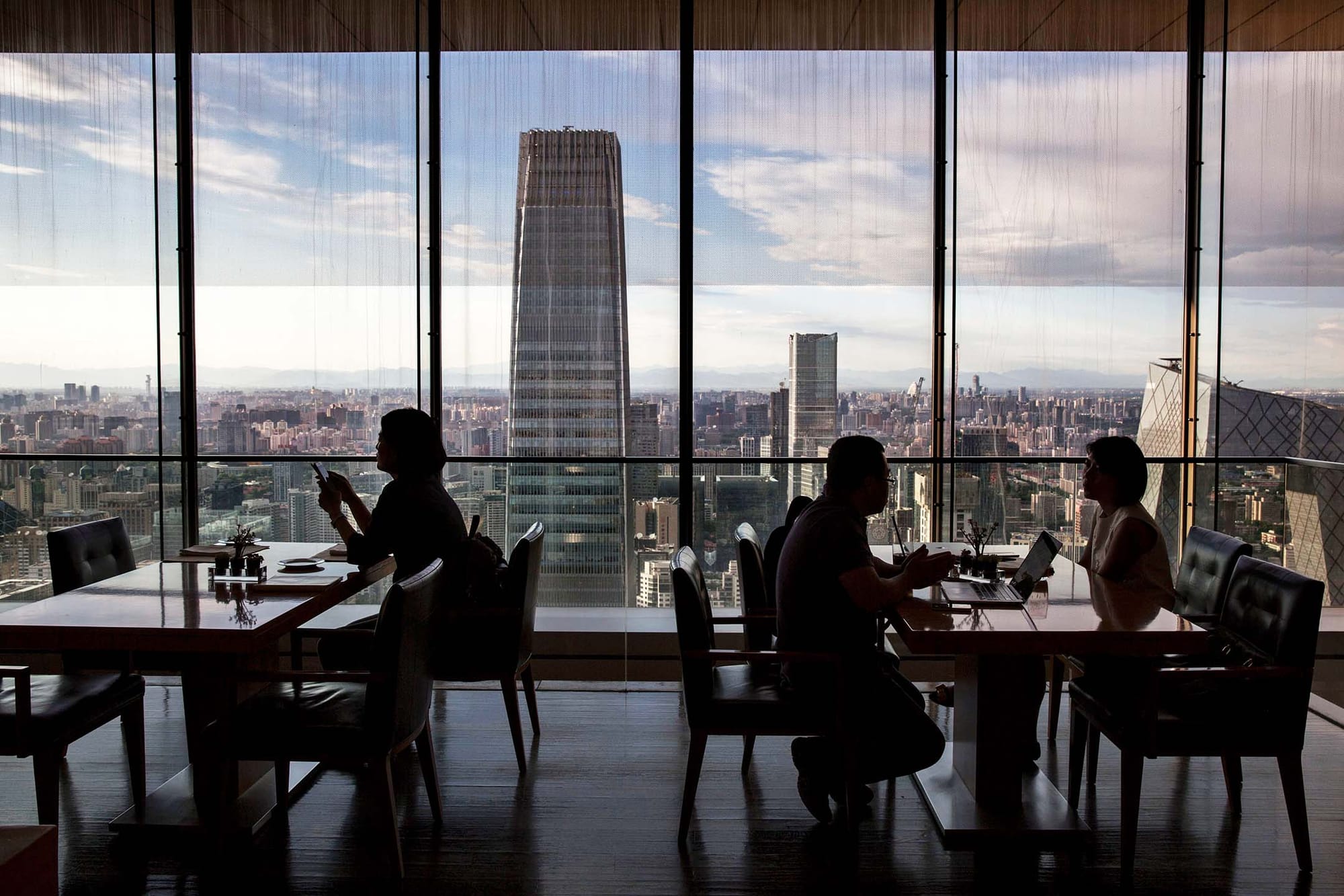 2015年6月11日,中國北京,一間餐廳座落在中央商務區。攝:Kevin Frayer/Getty Images
