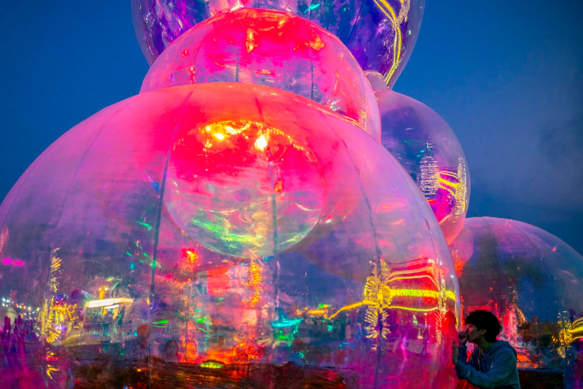 2024年3月28日，西九文化區展出巨型泡泡藝術裝置《抱泡瞬間》。攝：林振東/端傳媒