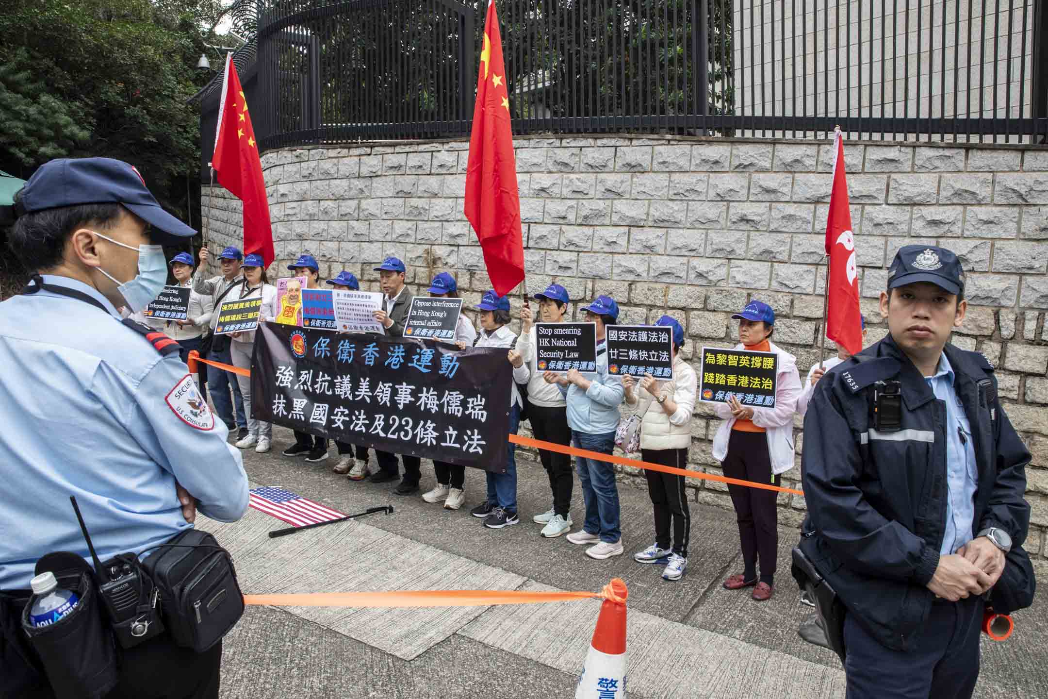 2024年3月7日,有團體到美國駐港總領事館示威,抗議美國有政客攻擊抹黑基本法23條立法。攝:林振東/端傳媒