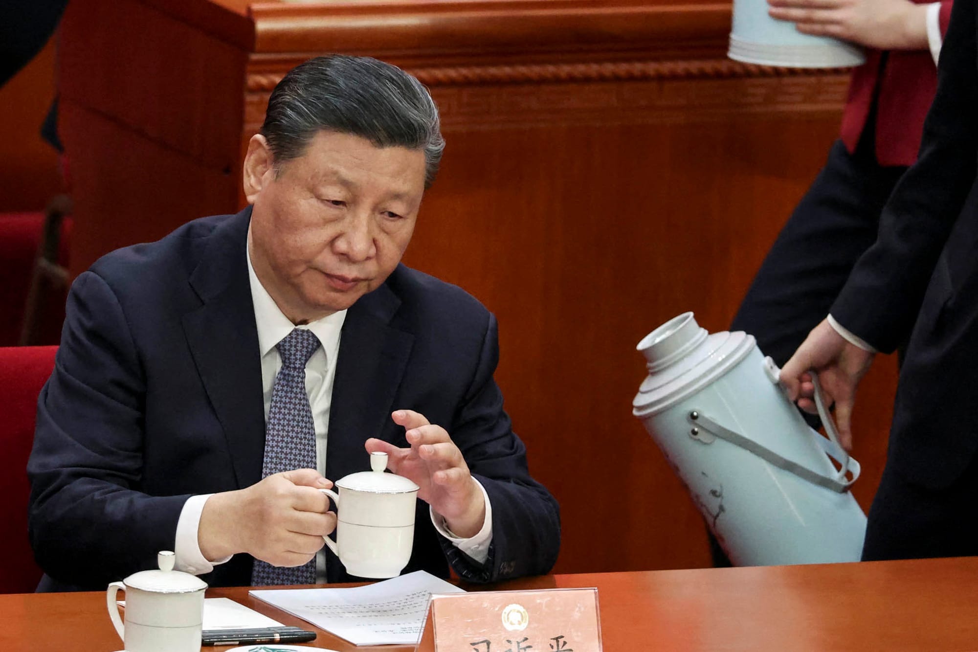 2024年3月4日，中國國家主席習近平在政協開幕式上飲茶。攝：Florence Lo/Reuters/達志影像