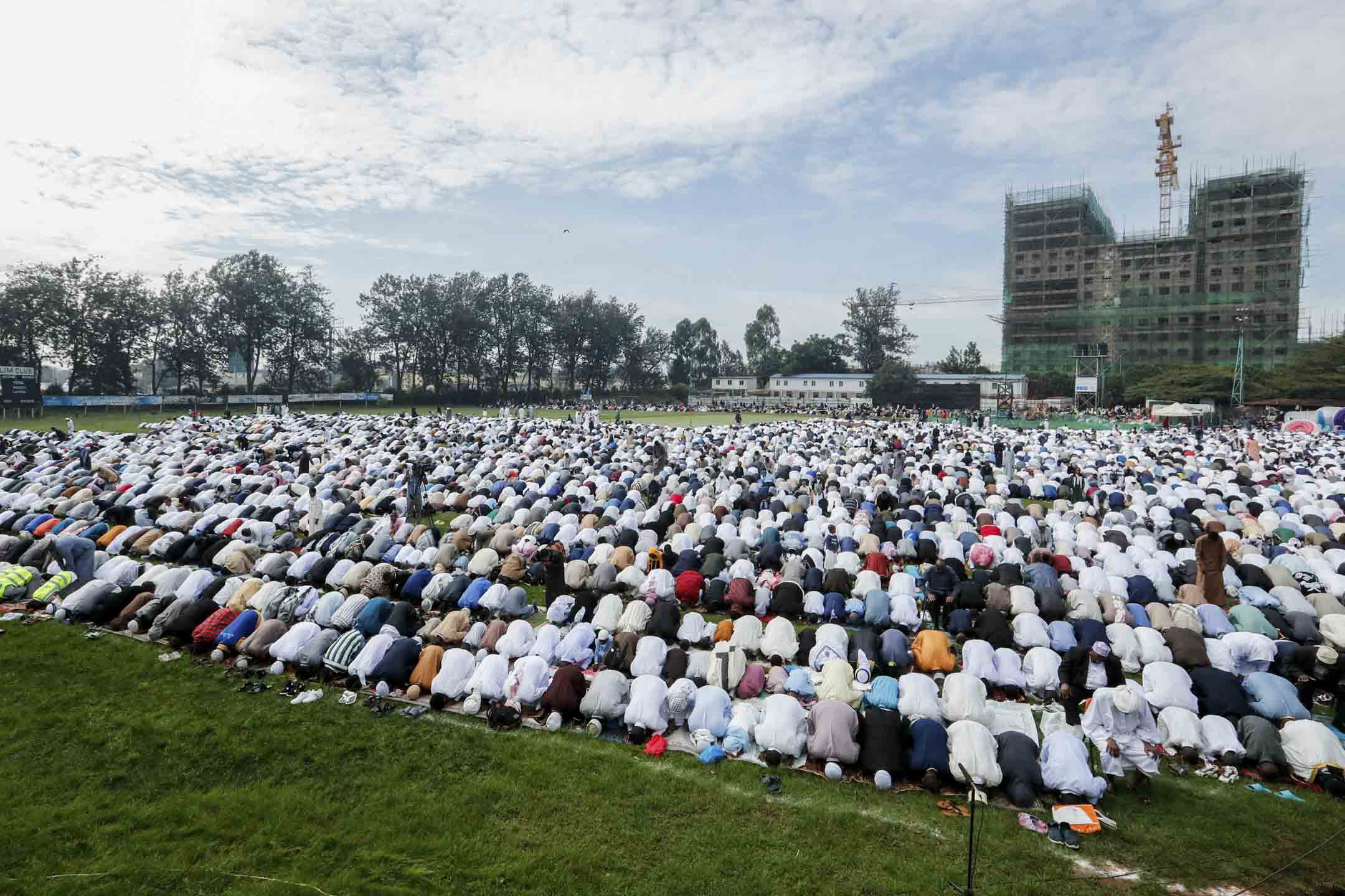 2024年4月10日，肯尼亚，穆斯林在内罗毕恩加拉区阿里爵士穆斯林俱乐部球场参加开斋节祈祷。摄：Thomas Mukoya/Reuters/达志影像