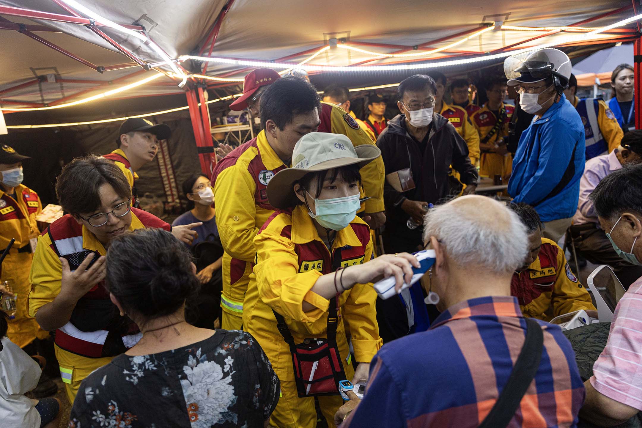 2024年4月5日,花蓮,救援人員為先前困在山上的人作檢查。攝:陳焯煇/端傳媒