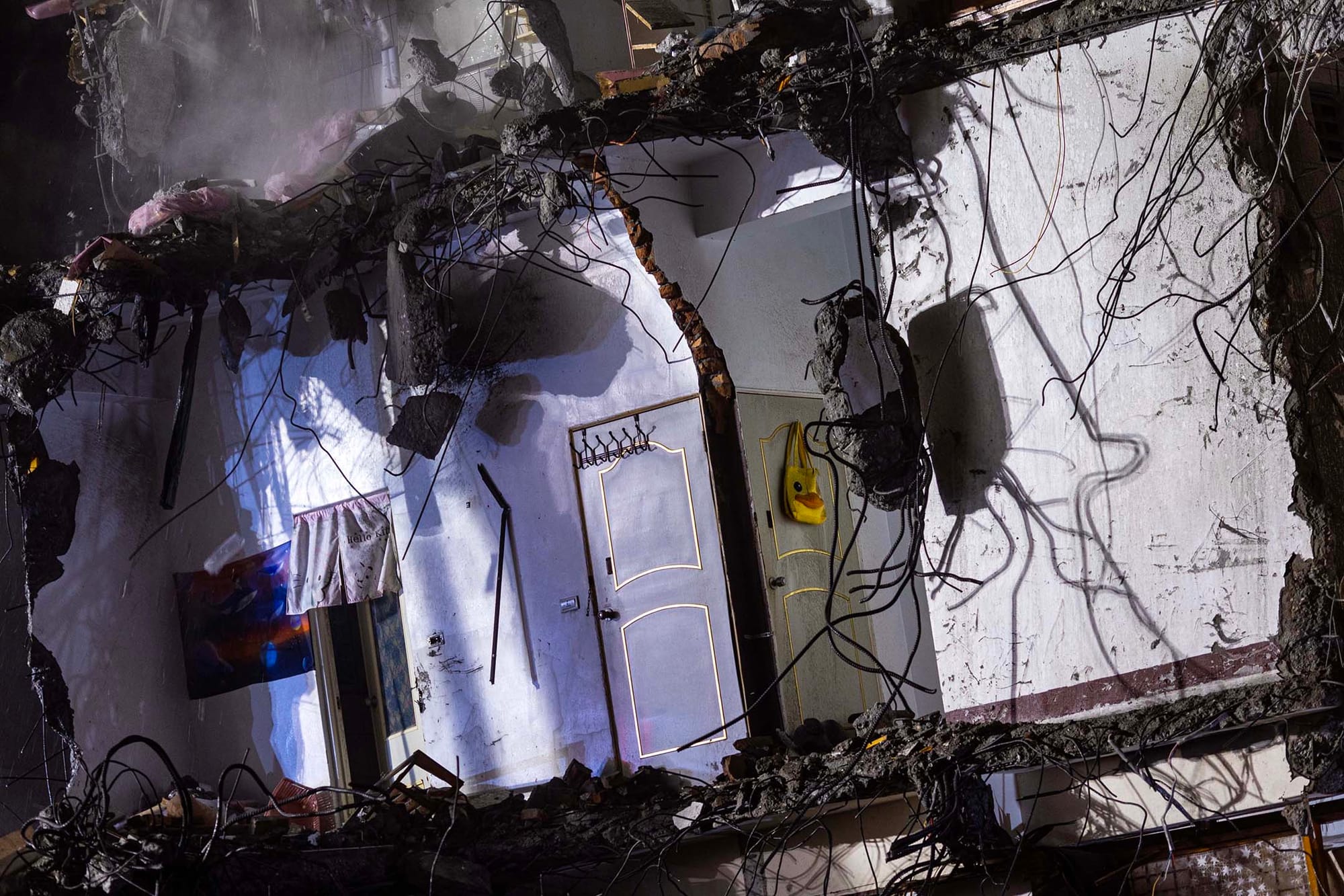 2024年4月3日,一幢受損的大廈遭拆除。攝:陳焯煇/端傳媒