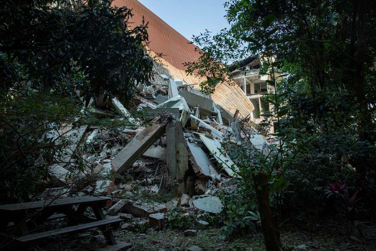 2024年4月3日，台灣發生規模7.2強震，造成中和區連城路160號倉庫倒塌。攝：陳焯煇/端傳媒  