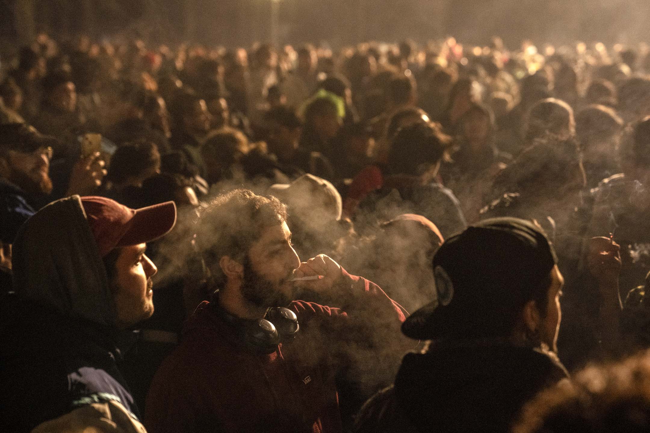 2024年4月1日,德国柏林举行“Smoke-In”活动,人们在勃兰登堡门前吸食大麻。 根据新法例,18岁及以上的成年人将被允许携带最多25克大麻供自己消费。摄:Ebrahim Noroozi/AP/达志影像