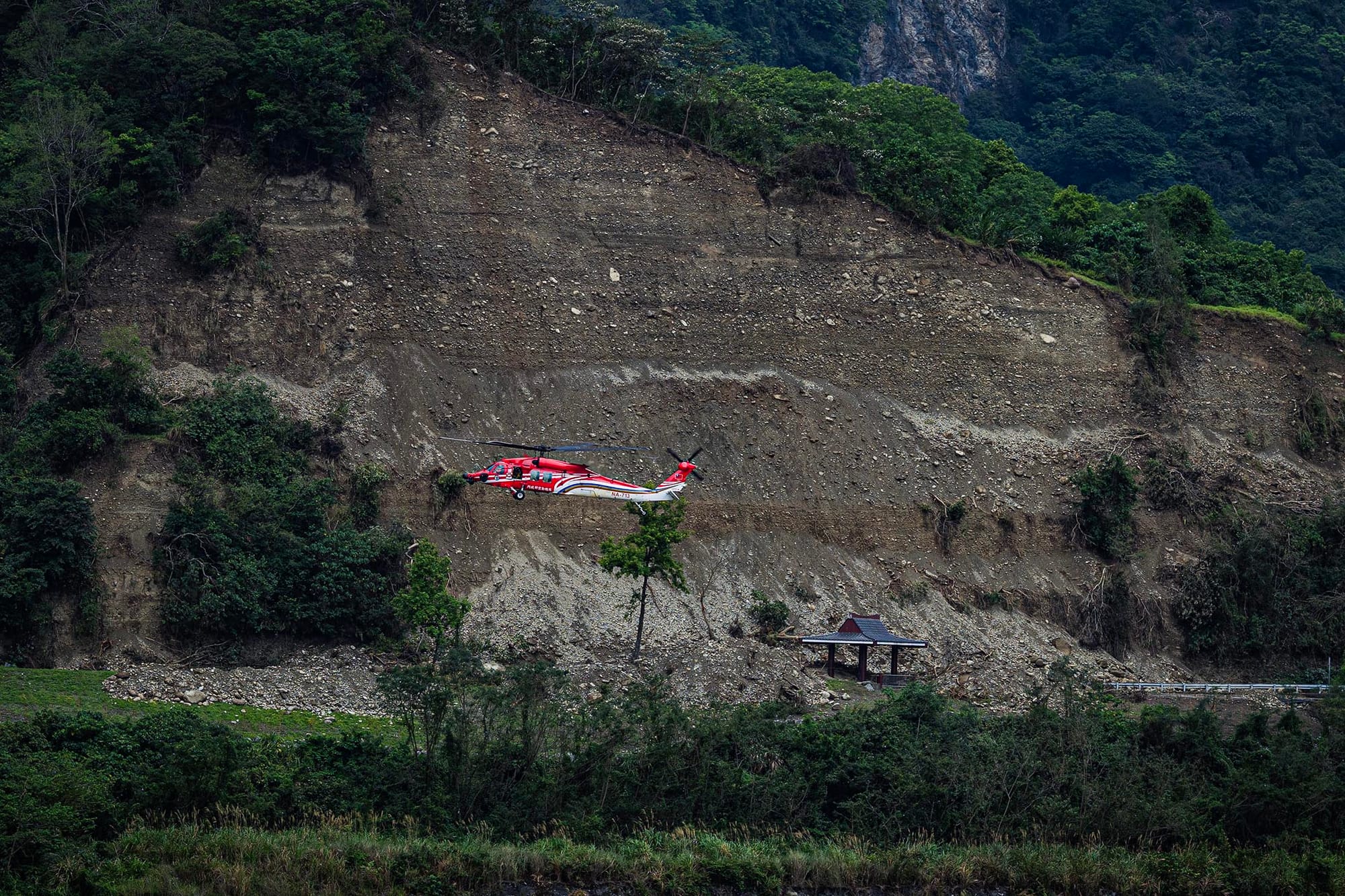 2024年4月6日,花蓮,救援直升機載著困於山上的乘客,飛過山泥傾瀉的地區。攝:陳焯煇/端傳媒