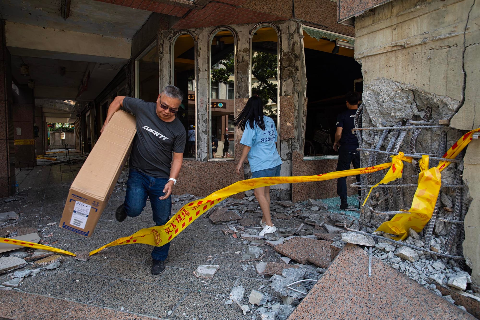 2024年4月5日,花蓮,一幢因地震而受損的大樓,居民上樓取回物品。攝:陳焯煇/端傳媒