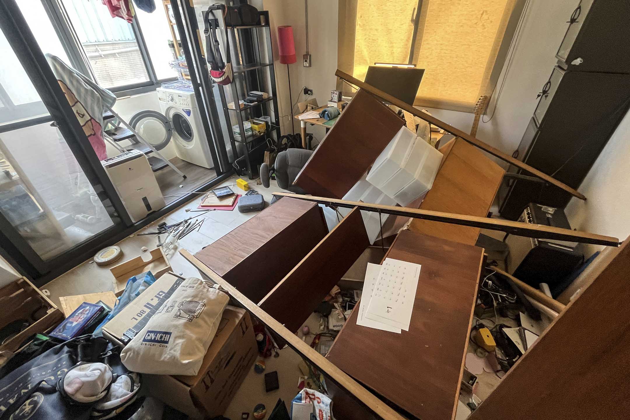 2024年4月3日，台灣新北市近海地區公寓，地震後屋內傢具倒塌。攝：Fabian Hamacher/Reuters/達志影像