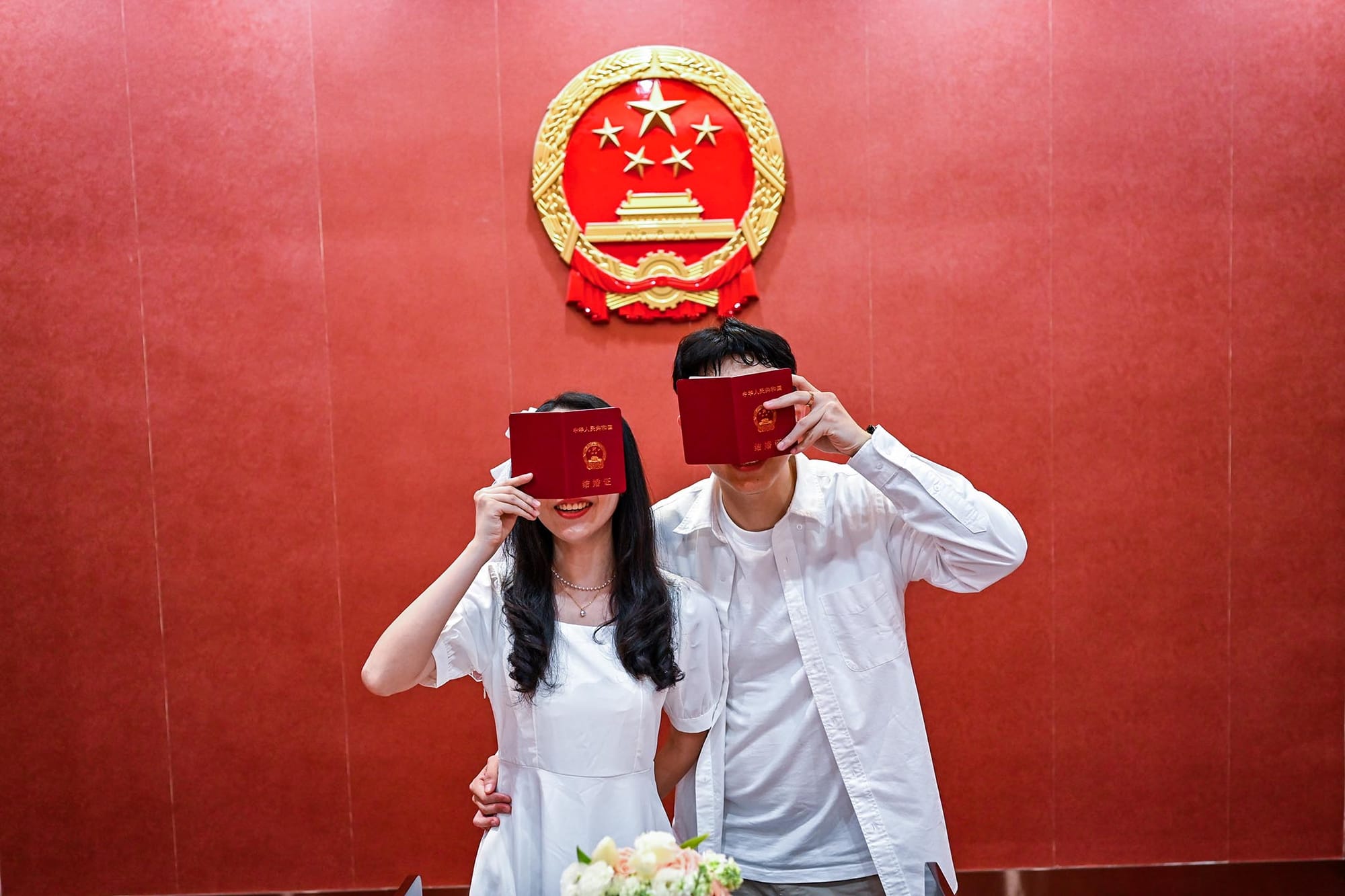 2023年5月20日，一對新婚夫婦在中國福建省泉州婚姻登記中心拿著結婚證書擺拍。攝：Xie Mingfei/VCG via Getty Images