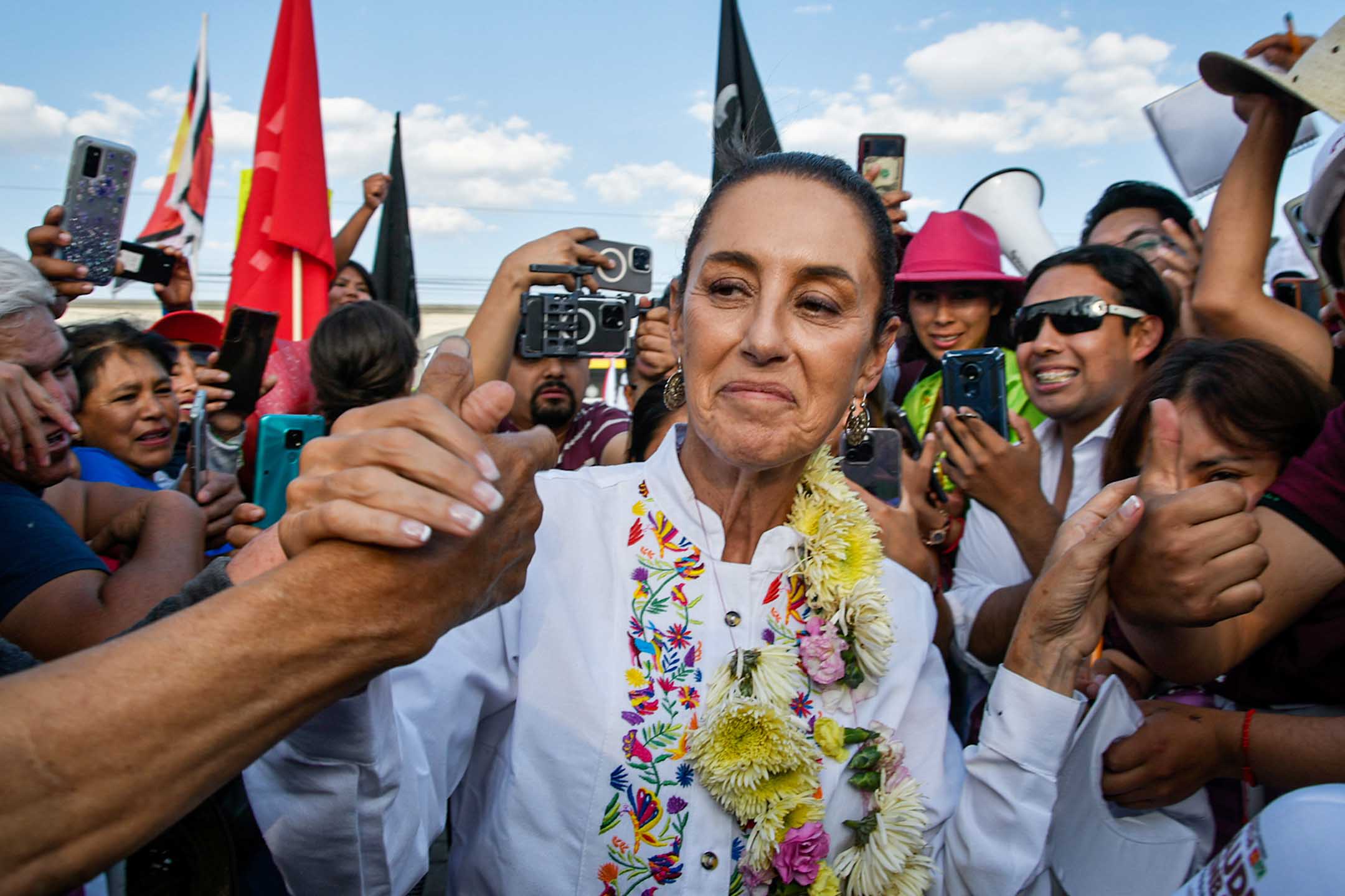 2024年4月8日，墨西哥墨西哥城，前任墨西哥城市長、現任總統洛佩斯的門徒克勞迪婭·舍恩鮑姆（Claudia Sheinbaum）於競選集會上向支持者致意。攝：Rebeca Herrera/ObturadorMX/Getty Images