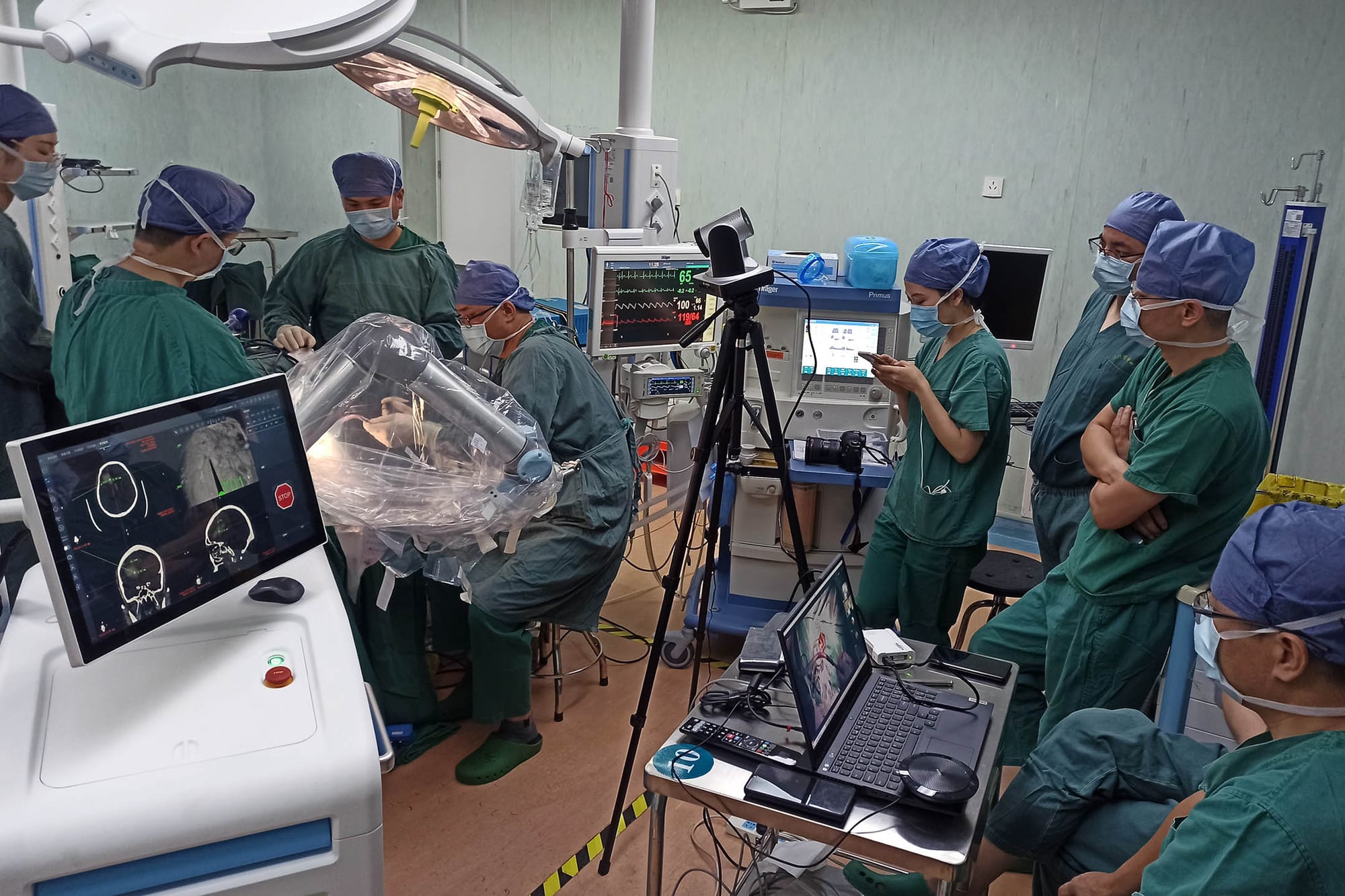 2022年7月18日，浙江省紹興市，醫生在進行神經外科手術。圖：CFOTO/Future Publishing via Getty Images