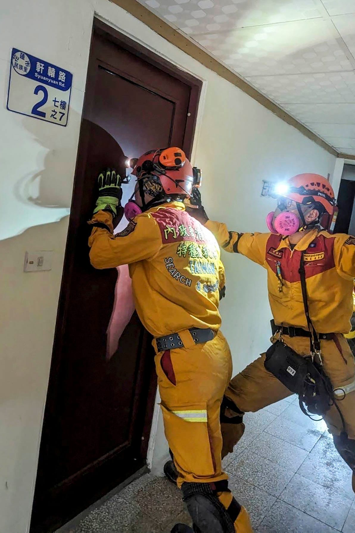 2024年4月3日，台灣花蓮地區發生7.4 級強烈地震，造成災難，尋找傾斜建築物內的拯救人員。攝：Zhang Bin/China News Service/VCG via Getty Images