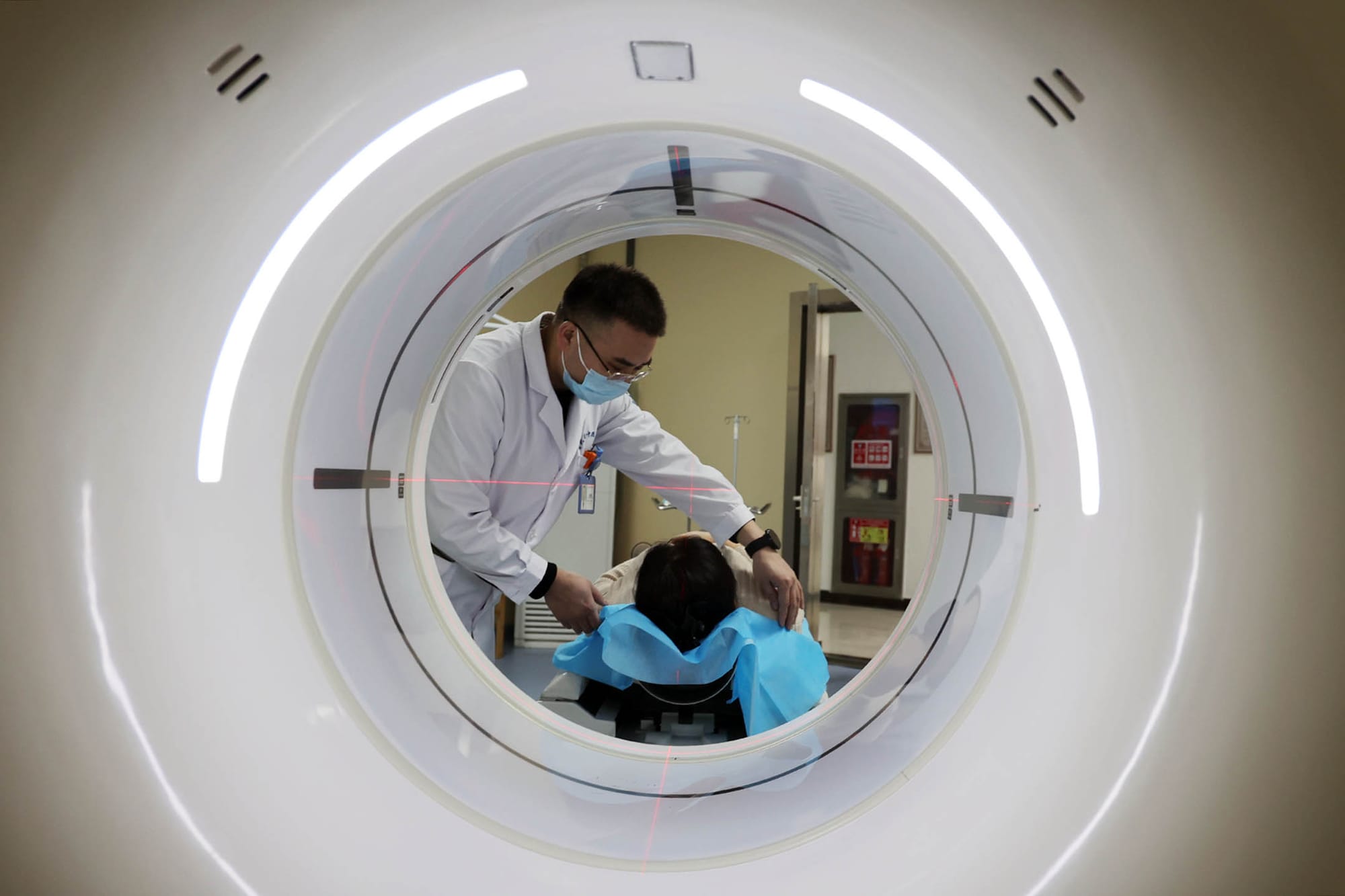 2024年2月10日，山東省濱州市的醫院影像科，值班醫生進行電腦斷層掃描。攝：CFOTO/Future Publishing via Getty Images