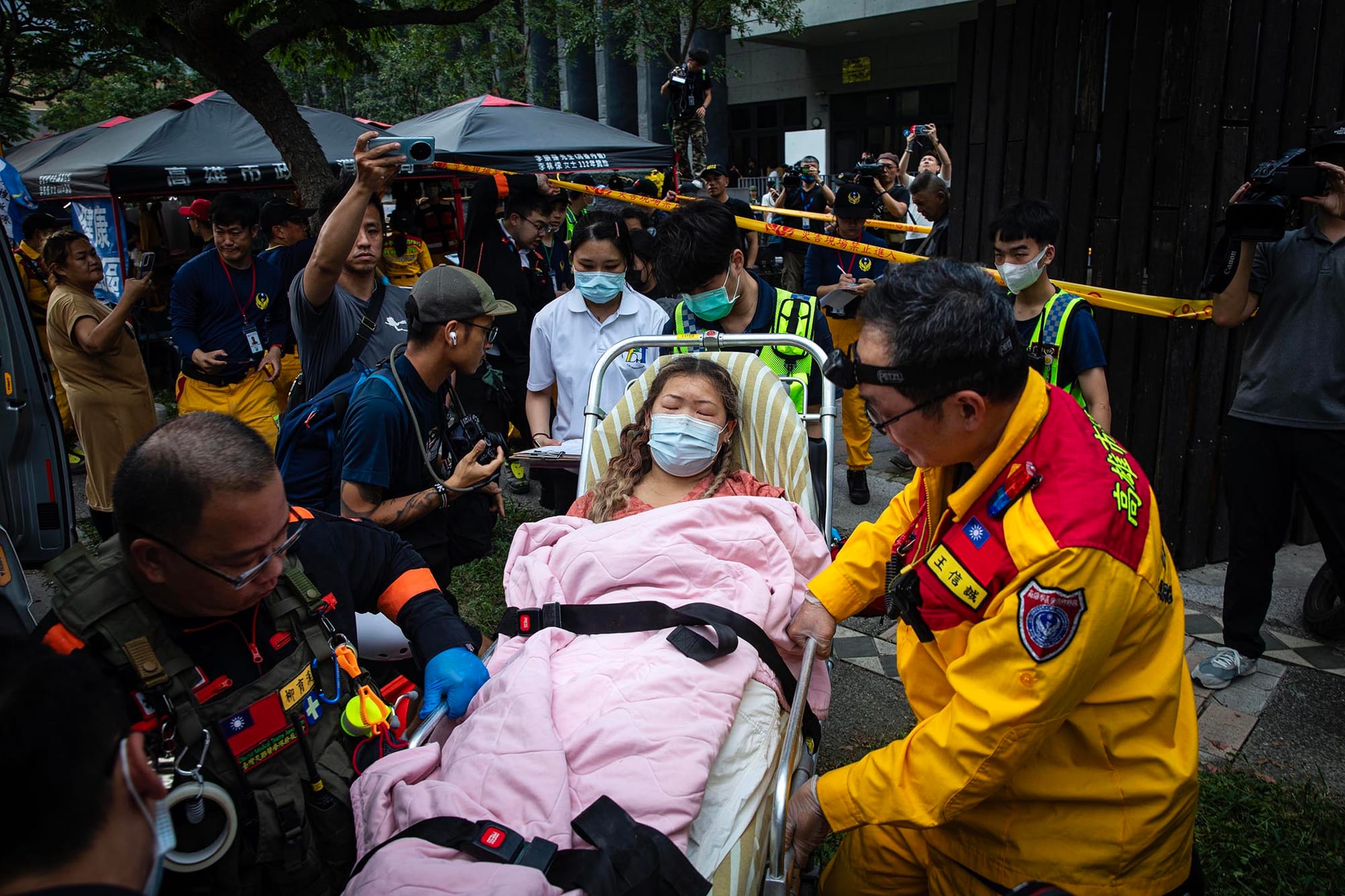 2024年4月6日,花蓮,困在山上的人獲救後不適送醫。攝:陳焯煇/端傳媒