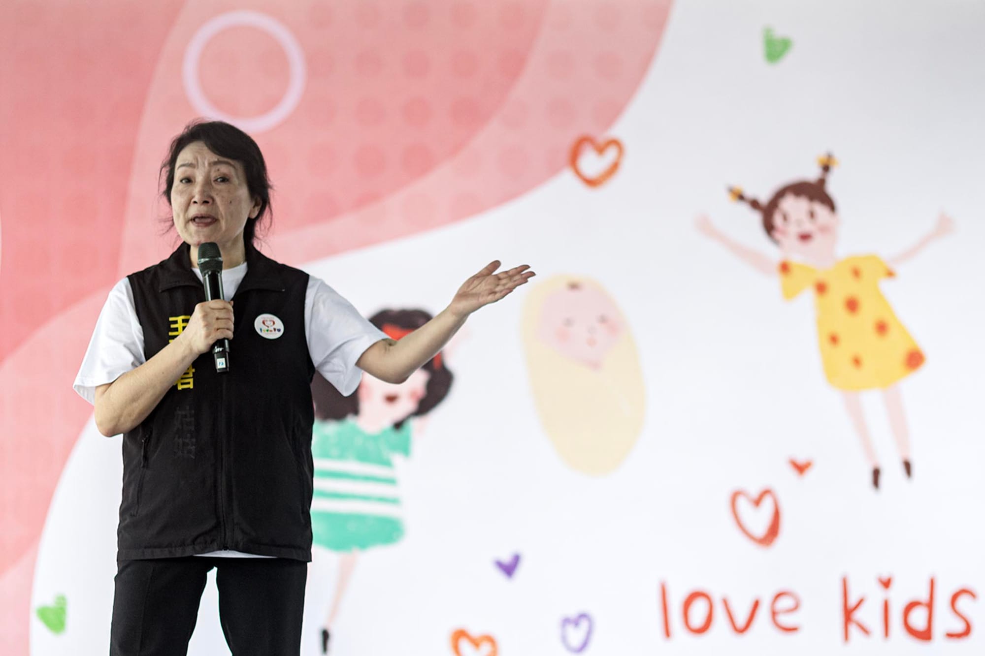 2024年4月27日，台北，兒權會舉行「保護兒童我願意終結兒虐陽光再現」集會，兒權會的創辦人王薇君上台發言。攝：陳焯煇/端傳媒